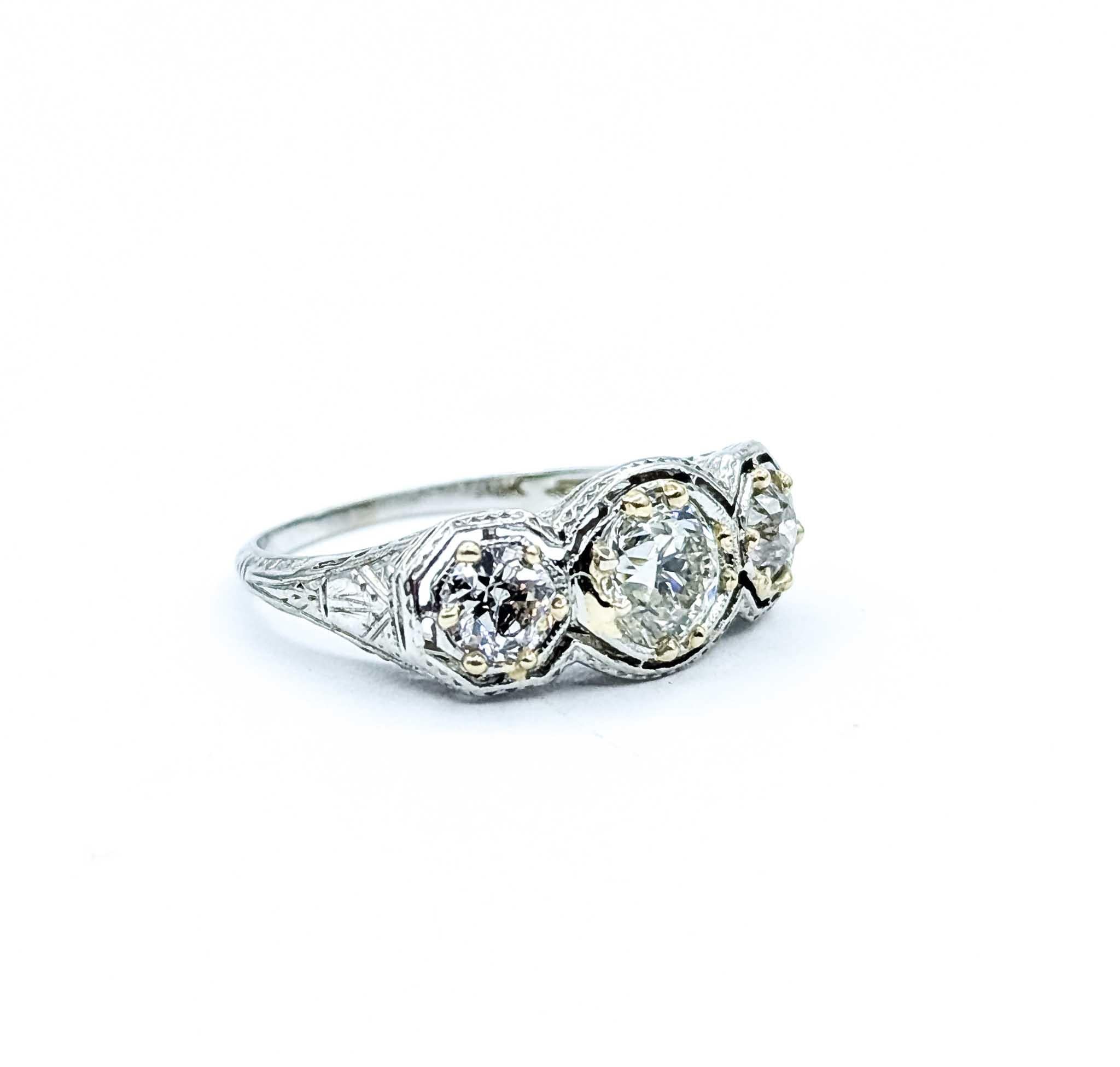 Bague en or blanc 18k avec diamant

Whiting, cette remarquable bague en or blanc 18 carats est sertie de trois pierres en filigrane antique. Cette pièce élégante présente une collection de diamants rayonnants totalisant 1,35 carat, chacun niché dans