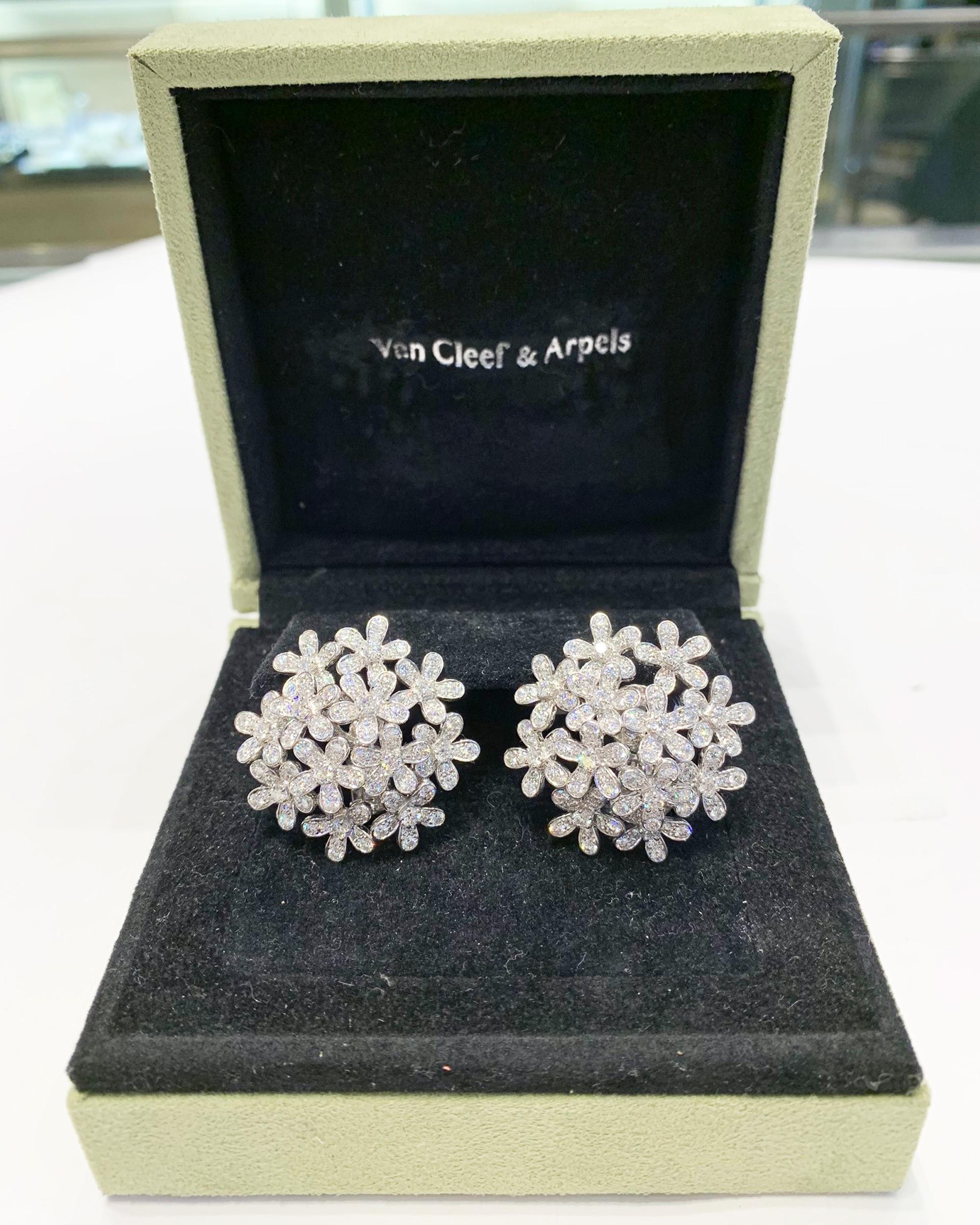 Contemporain Van Cleef & Arpels Boucles d'oreilles Socrate en diamants, grand modèle en vente