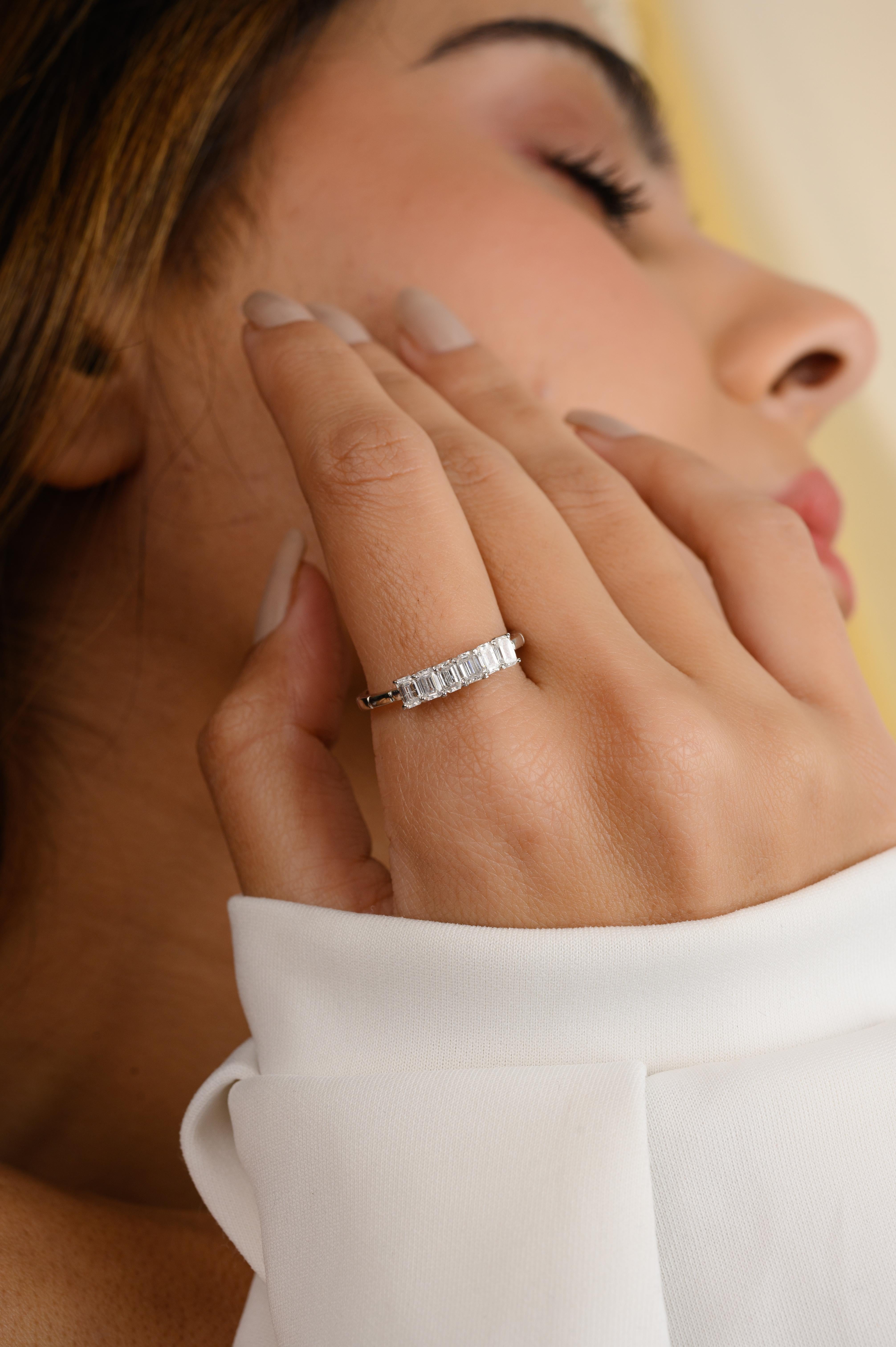 En vente :  Bague de fiançailles empilable en or blanc 18 carats avec diamants, cadeau pour femmes 2