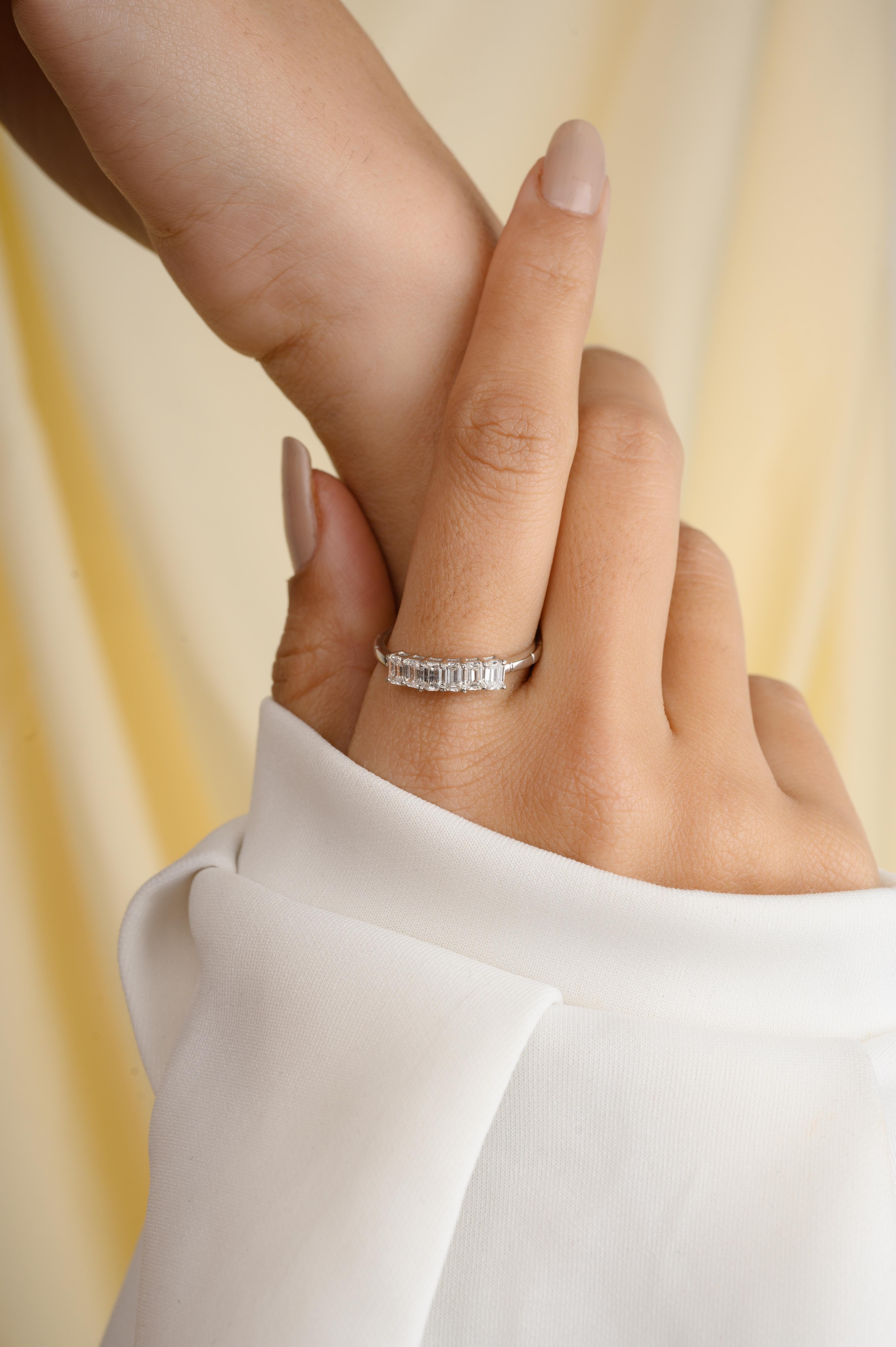 Im Angebot: Stapelbarer Verlobungsring mit Diamanten aus 18 Karat Weißgold für Damen () 5