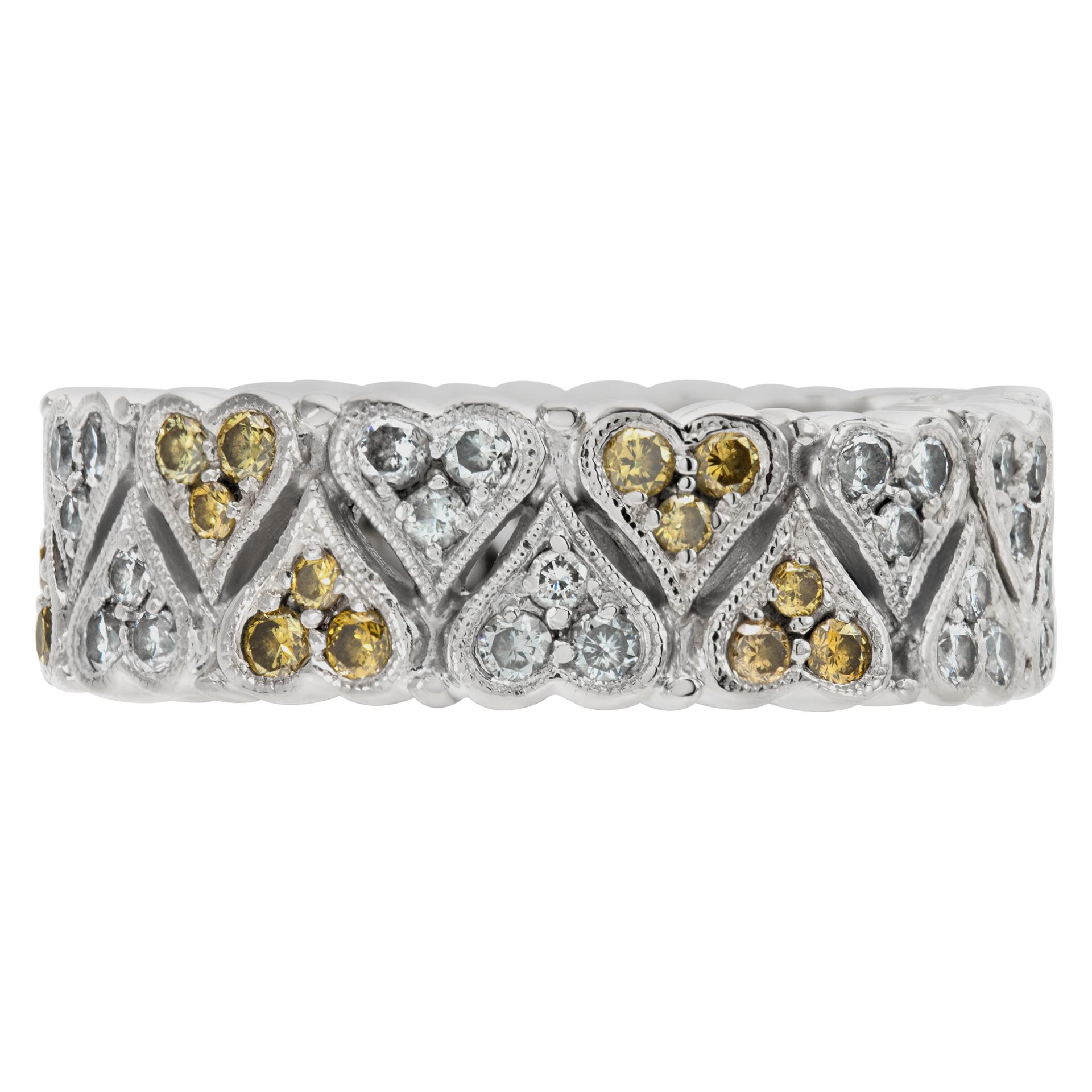 Fascia eternità con diamanti in oro giallo e bianco 18 carati. Diamanti rotondi bianchi e gialli taglio brillante, peso totale approssimativo: 1,25 carati. Larghezza 1/4 di pollice. Dimensione 7

Questo anello con diamante è attualmente di misura 0.