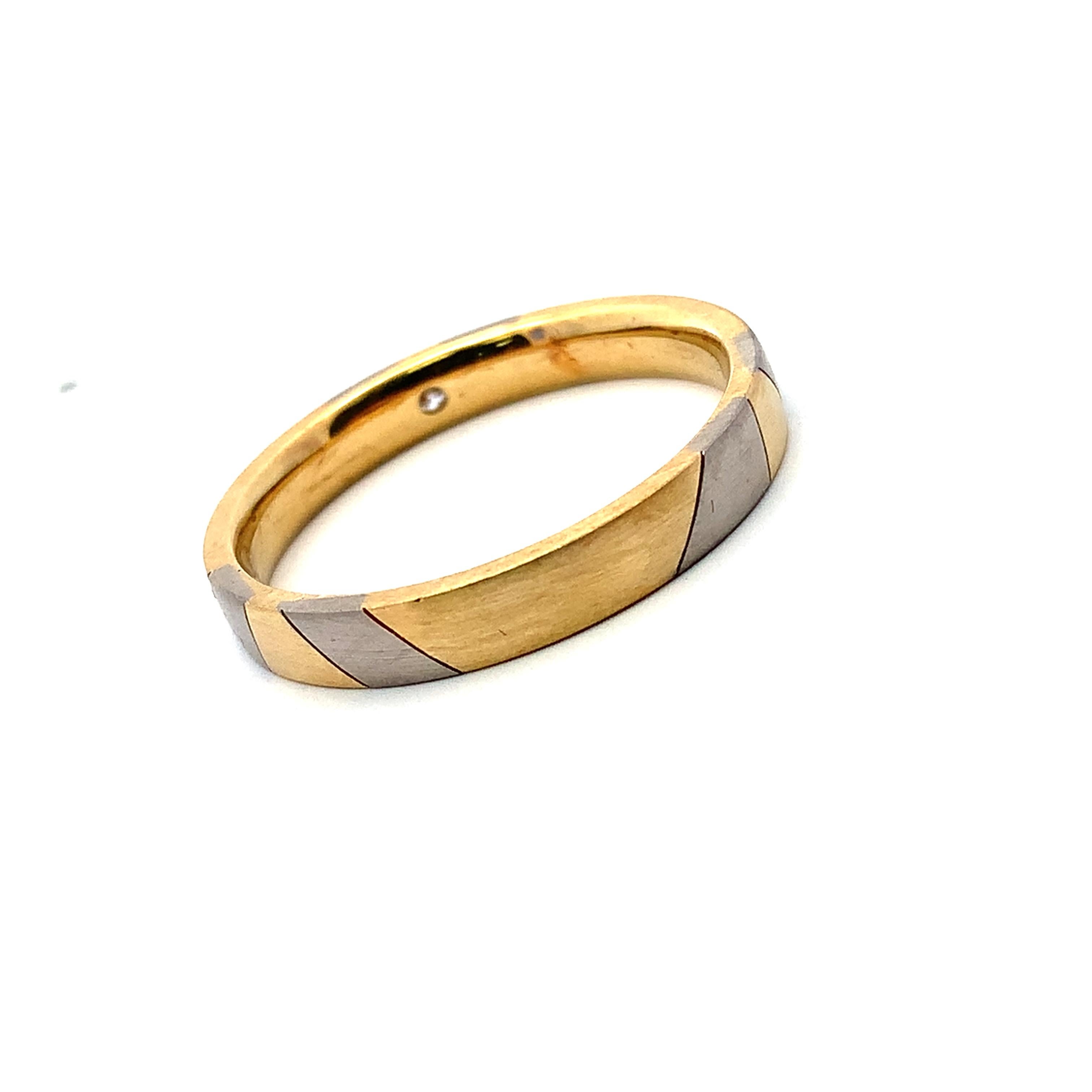 Diamant-Ehering aus 18k Gelb- und Weißgold, mattiert im Zustand „Neu“ im Angebot in London, GB