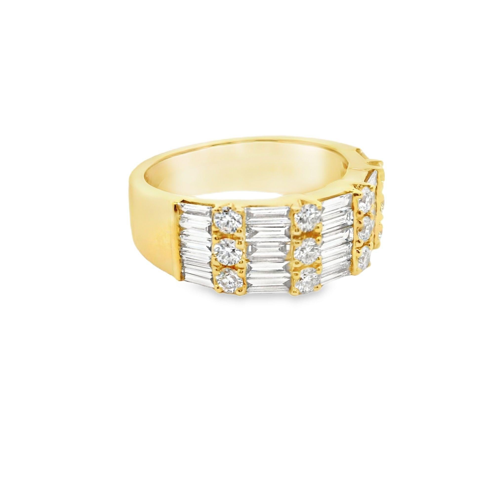 Bague de mode contemporaine en or jaune 18 carats, ornée de 2,04 carats de diamants blancs ronds de taille brillant et baguette. Les diamants sont disposés sur trois rangées, créant un design audacieux et saisissant, et présentent une couleur et une