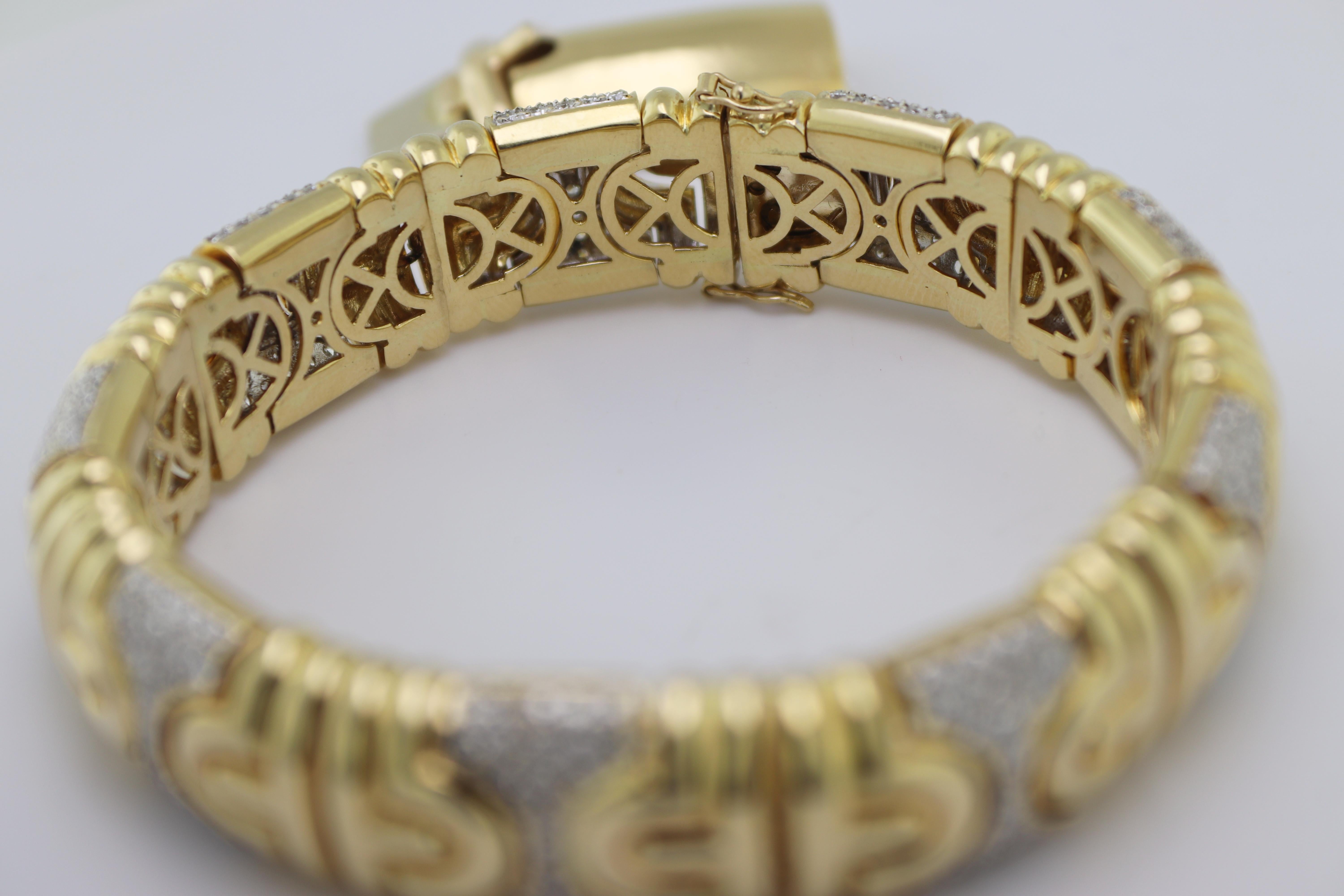 Mit 270 Diamanten im Vollschliff, 6,00 ct. tw, gefasst in einem verbundenen 18k
Gelbgoldmontierung, 14 X 6,0 mm, ergänzt durch eine Kastenschließe, mit zwei
Achter-Sicherungen, die ein 7,75-Zoll-Armband bilden, Bruttogewicht 73,75
Gramm, begleitet