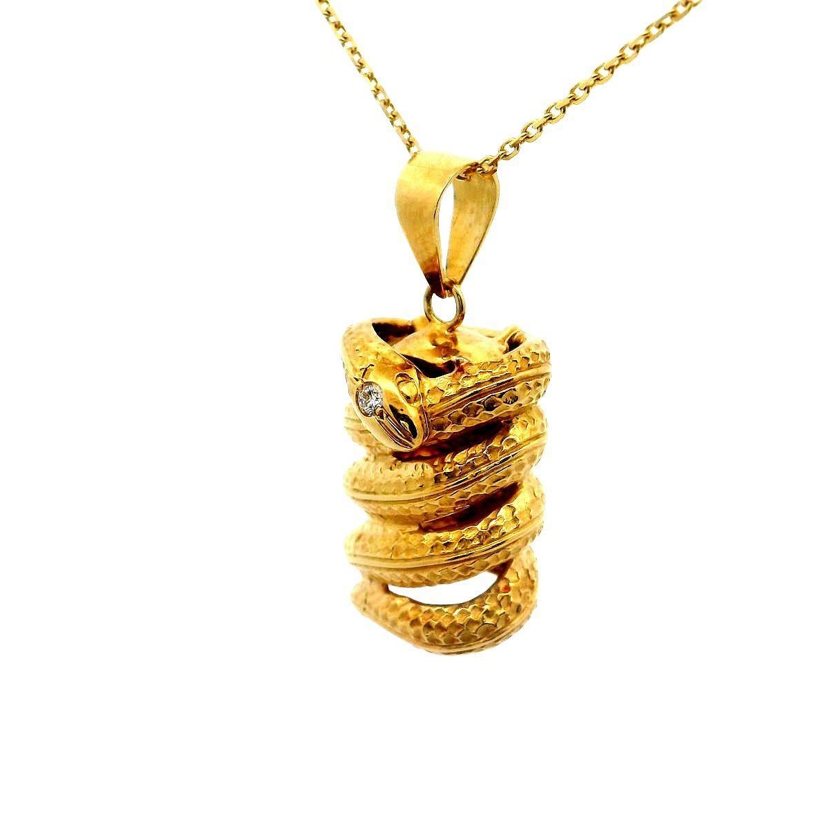 Contemporain Pendentif serpent enroulé en or jaune 18k avec diamants en vente