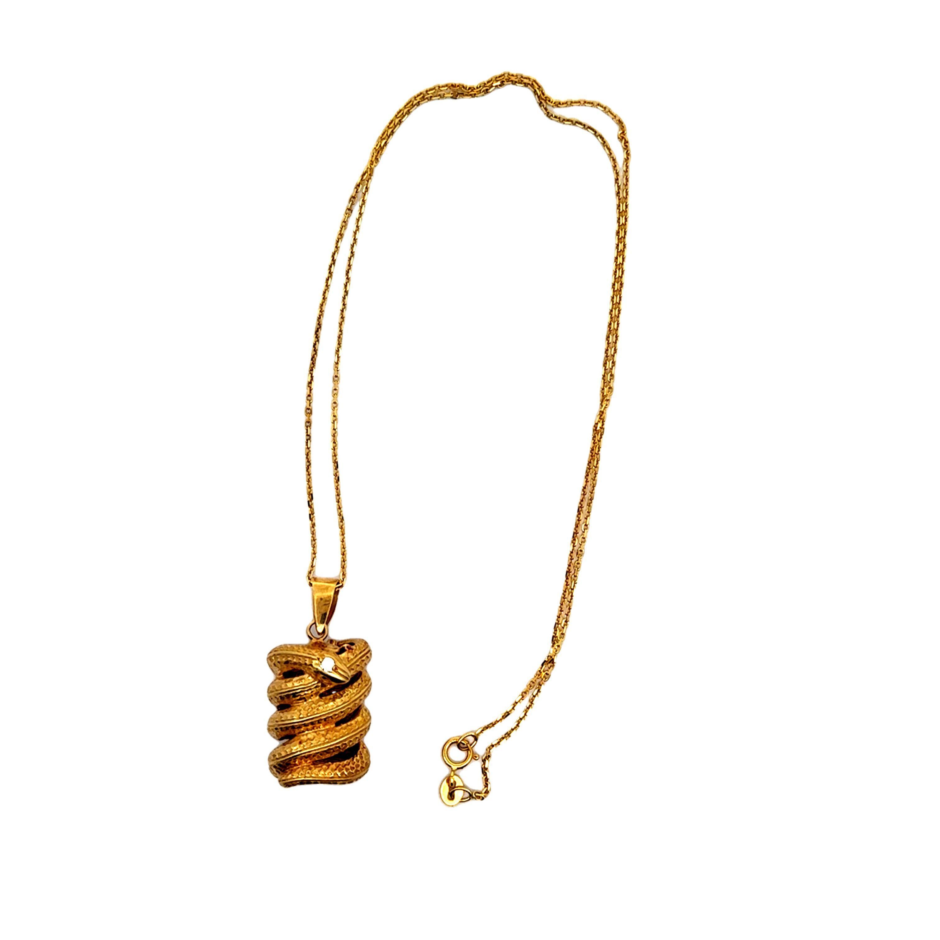Taille ronde Pendentif serpent enroulé en or jaune 18k avec diamants en vente