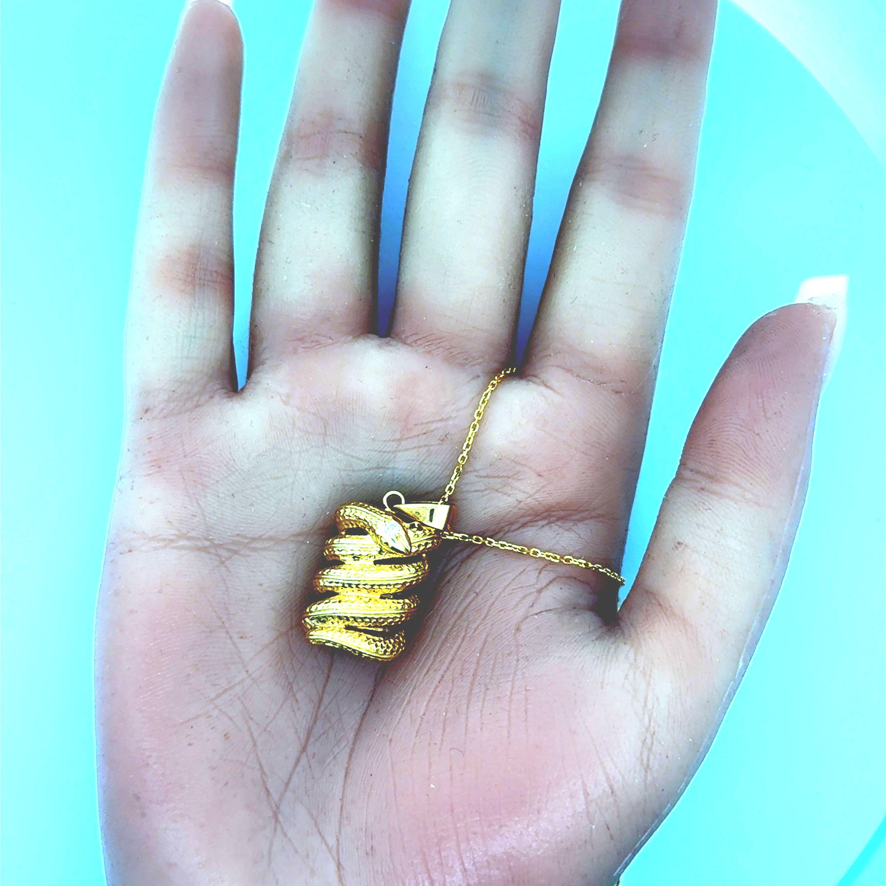 Pendentif serpent enroulé en or jaune 18k avec diamants Neuf - En vente à Beverly Hills, CA