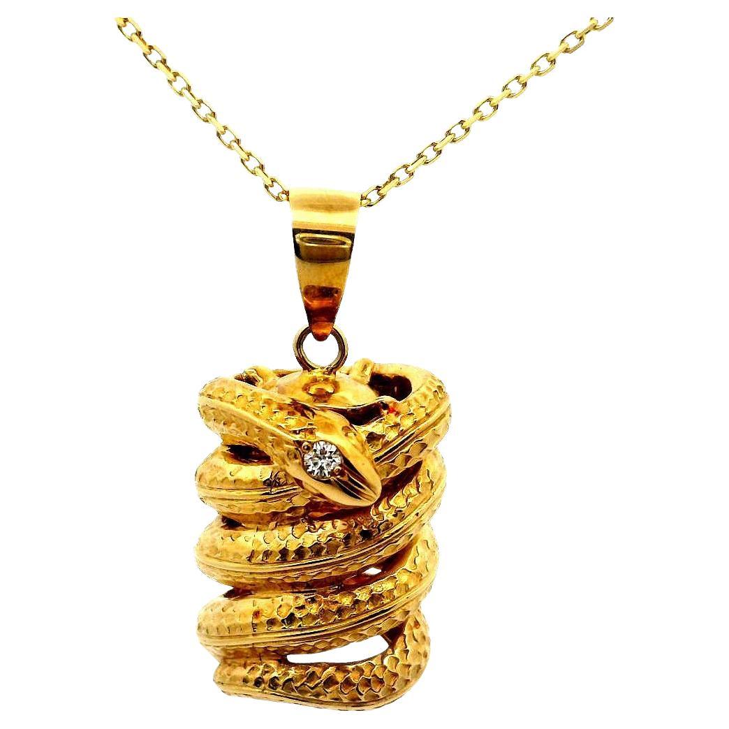 Pendentif serpent enroulé en or jaune 18k avec diamants en vente