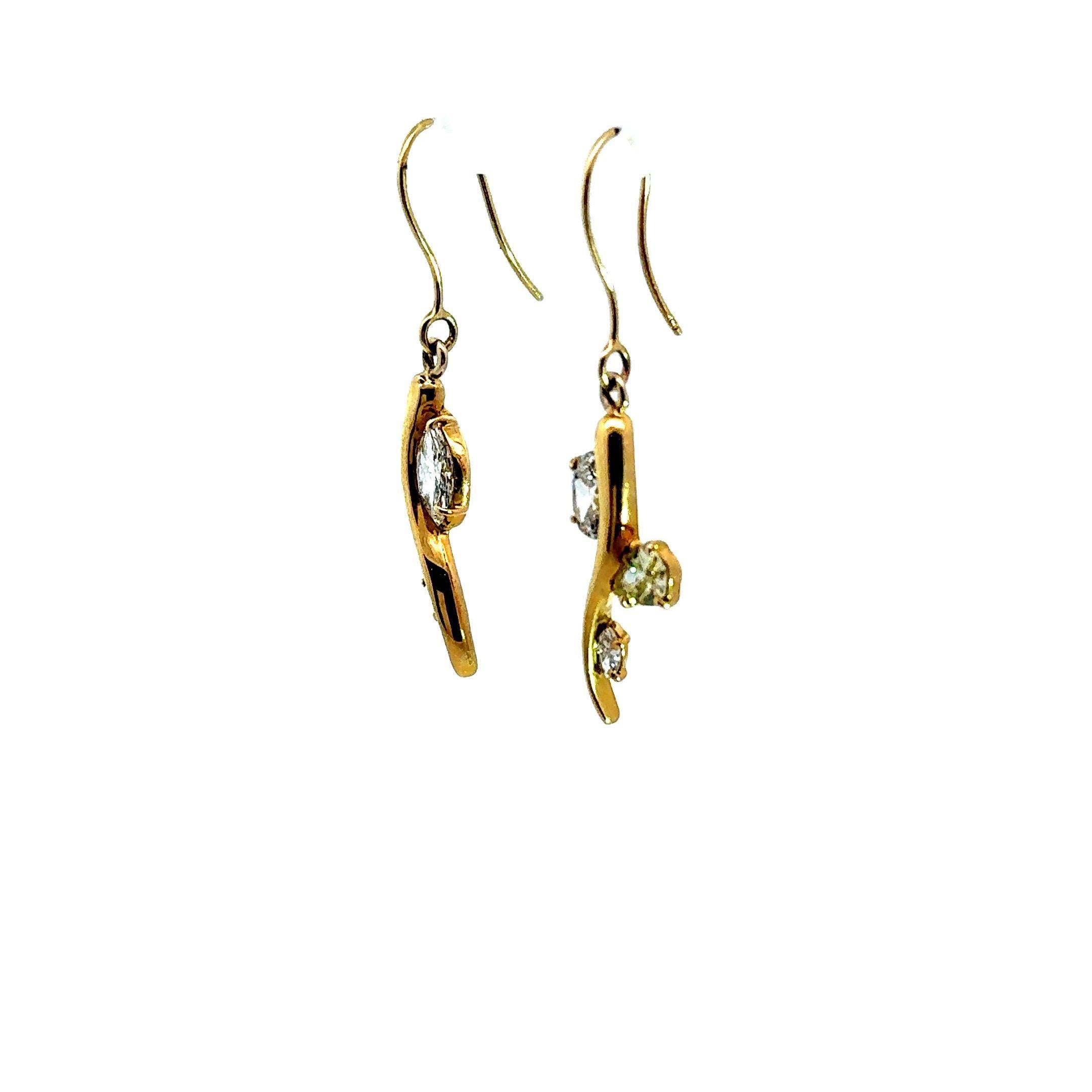 Contemporaneo Orecchini a gancio con diamante in oro giallo 18k in vendita
