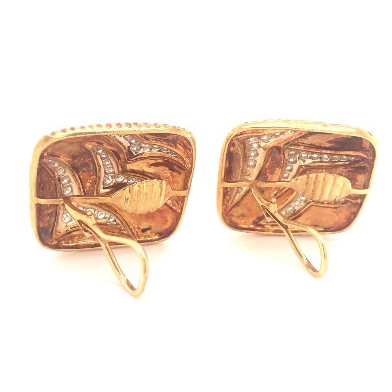 One pair of diamond 18K yellow gold earclips with ribbed gold design and square shape, measuring 30 x 30 millimeters. Enhanced by 66 round brilliant cut diamonds totaling 1.50 ct. Circa 1960s.

Stunning, spectacular, gleaming.

Additional