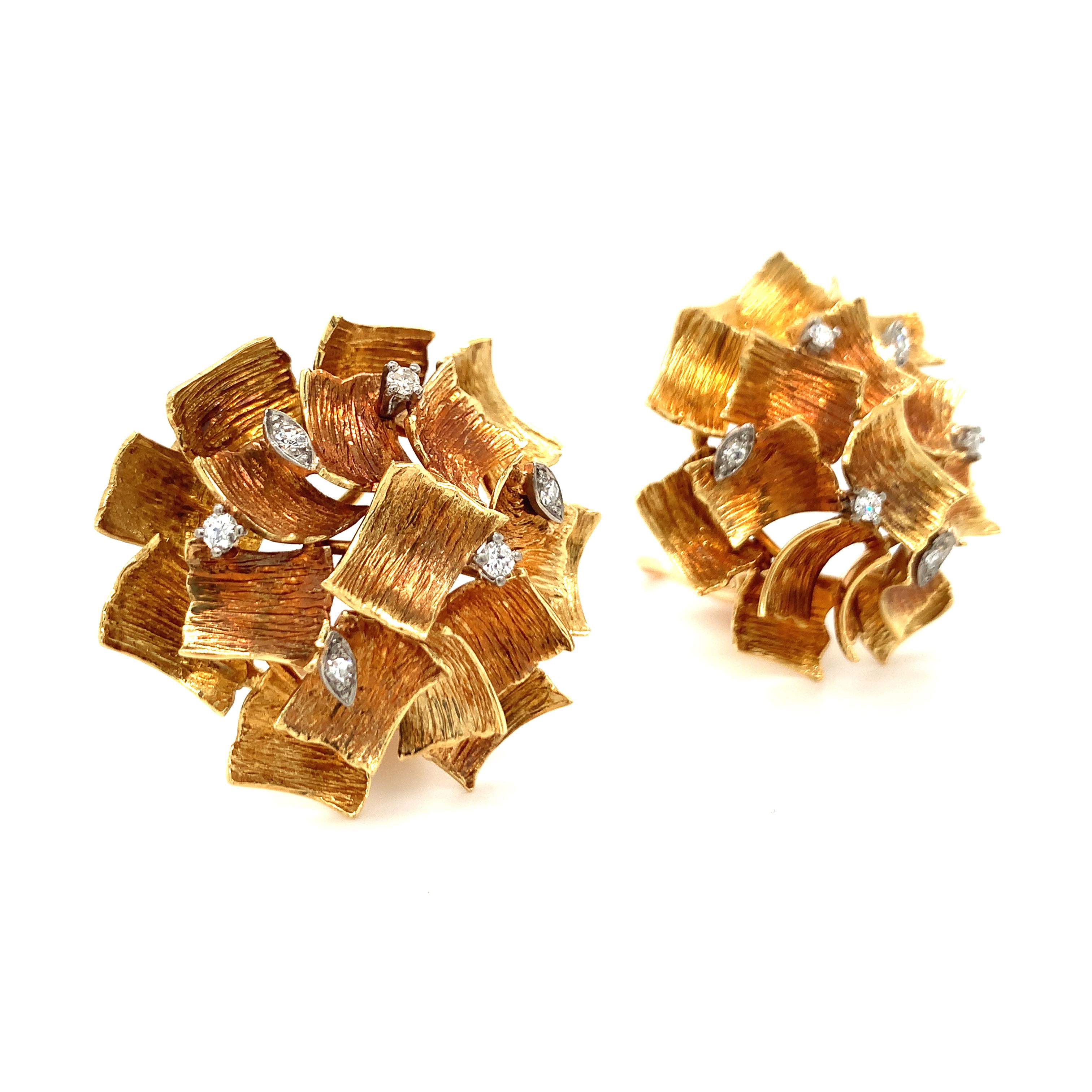 Ein Paar Diamant-Ohrclips aus 18 Karat Gelbgold mit einem handstrukturierten Cluster-Design, das durch zwölf einzelne runde Diamanten im Brillantschliff mit einem Gesamtgewicht von 0,45 Karat und einer Farbe von G-H und einer Reinheit von VS-2
