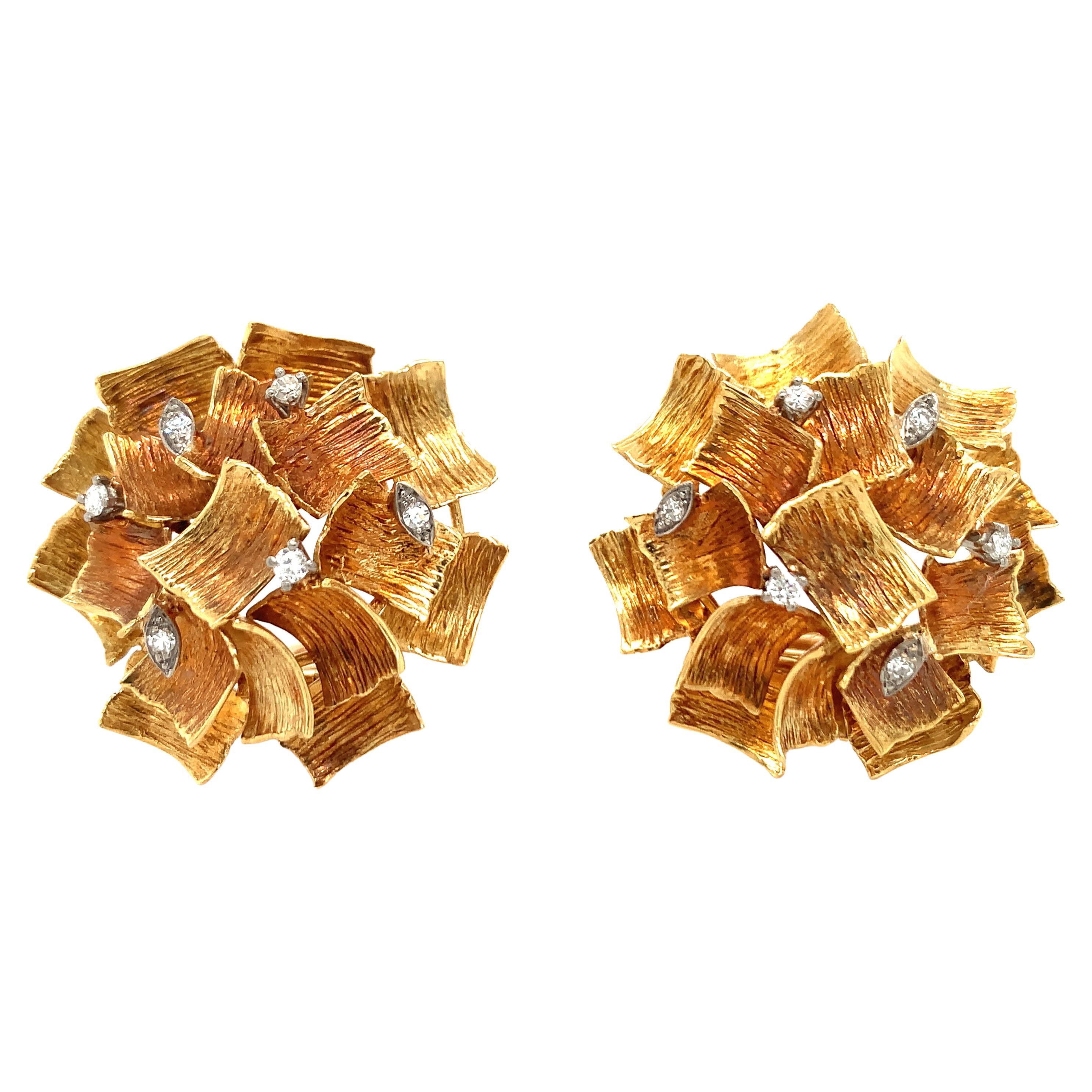 Ohrclips aus 18 Karat Gelbgold mit Diamanten im Angebot