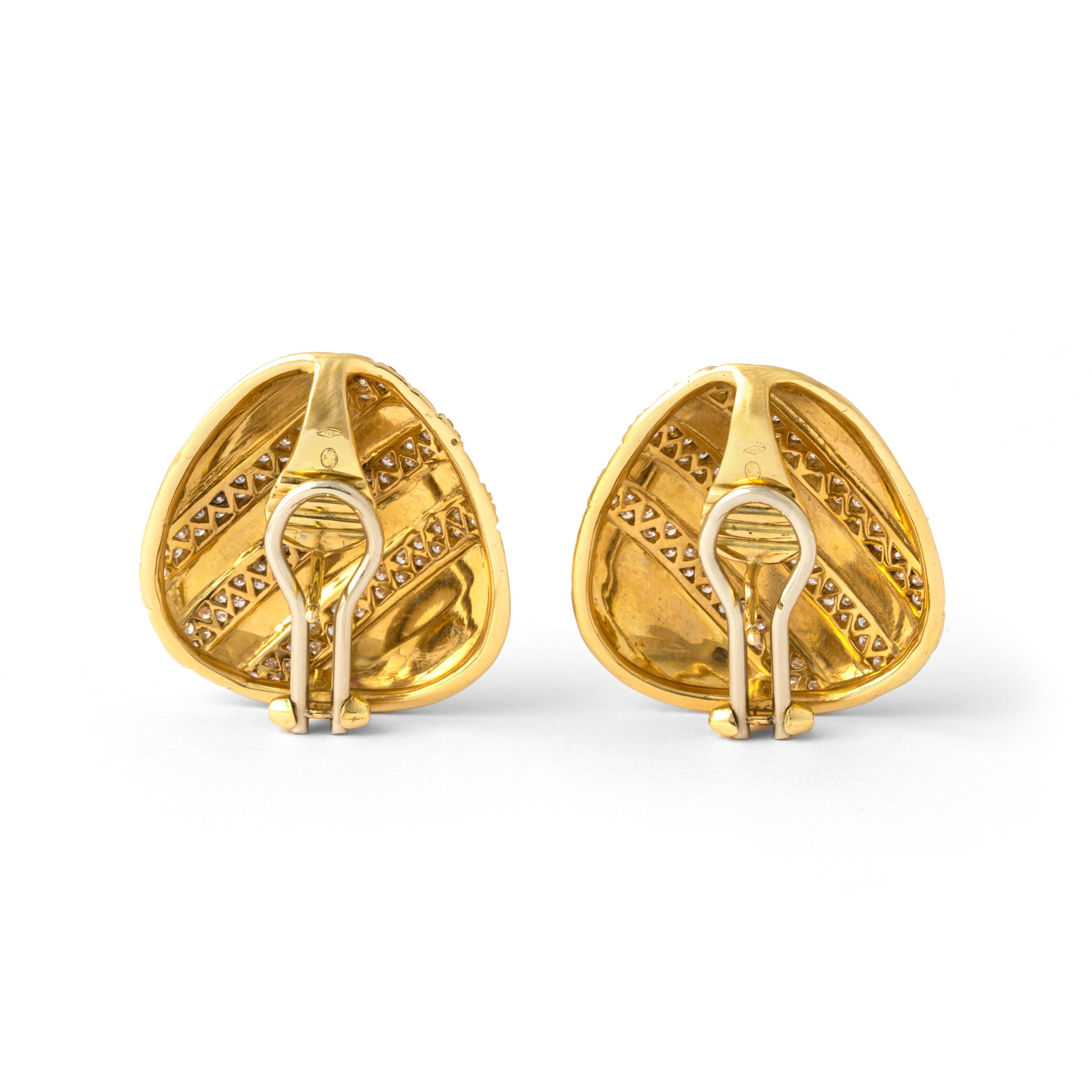 Boucles d'oreilles en or jaune 18K avec diamants.
Diamant d'un poids total de 1,70 carat.

Hauteur : 2.90 centimètres.
Largeur : 2.80 centimètres.

Poids total : 21,98 grammes.
