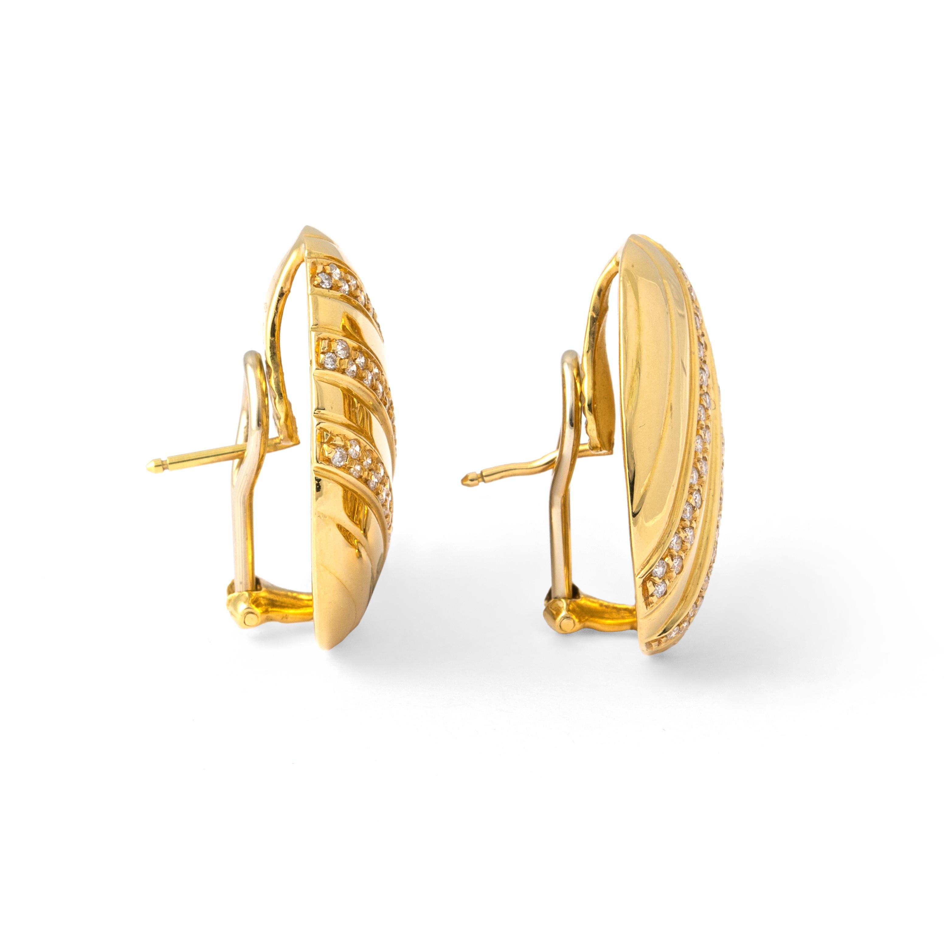 Taille ronde Boucles d'oreilles en or jaune 18K avec diamants en vente