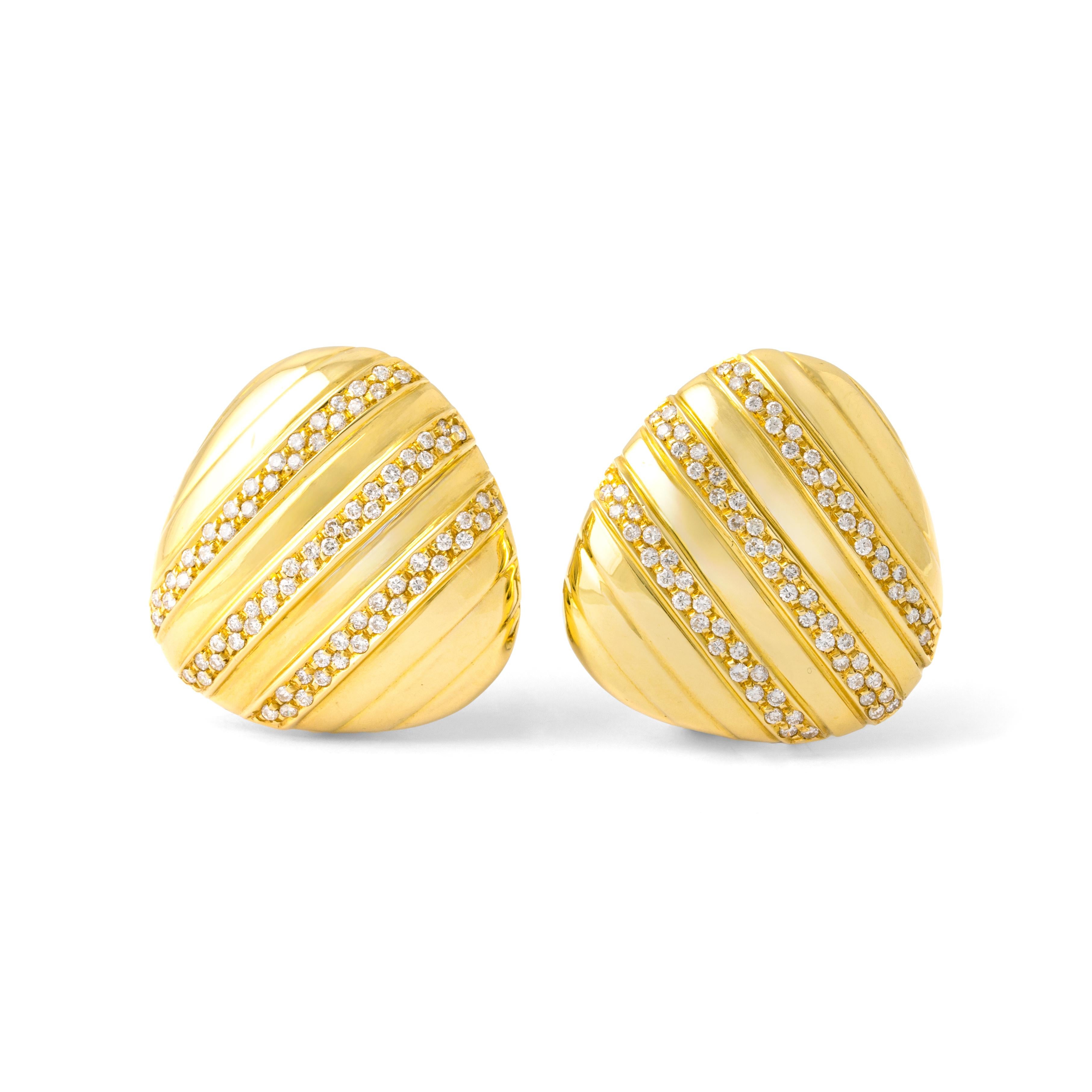 Boucles d'oreilles en or jaune 18K avec diamants Bon état - En vente à Geneva, CH