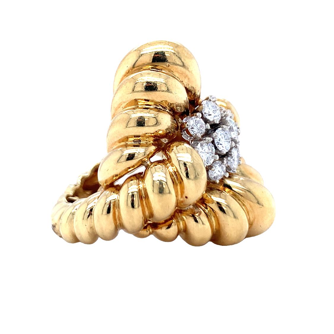Ein Diamantring aus 18 Karat Gelbgold mit geriffeltem Golddesign und hochglanzpolierter Oberfläche mit zehn runden Diamanten im Brillantschliff mit einem Gewicht von 1,50 ct. mit der Farbe G und der Reinheit VS-2. Um 1960er.

Kräftig, glänzend,