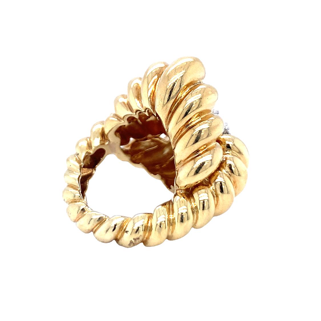 Round Cut Diamond 18K Yellow Gold Fluted Ring For Sale