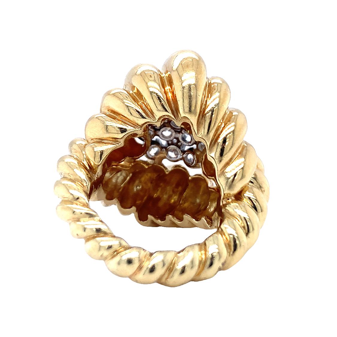 Taille ronde Bague cannelée en or jaune 18 carats avec diamants en vente