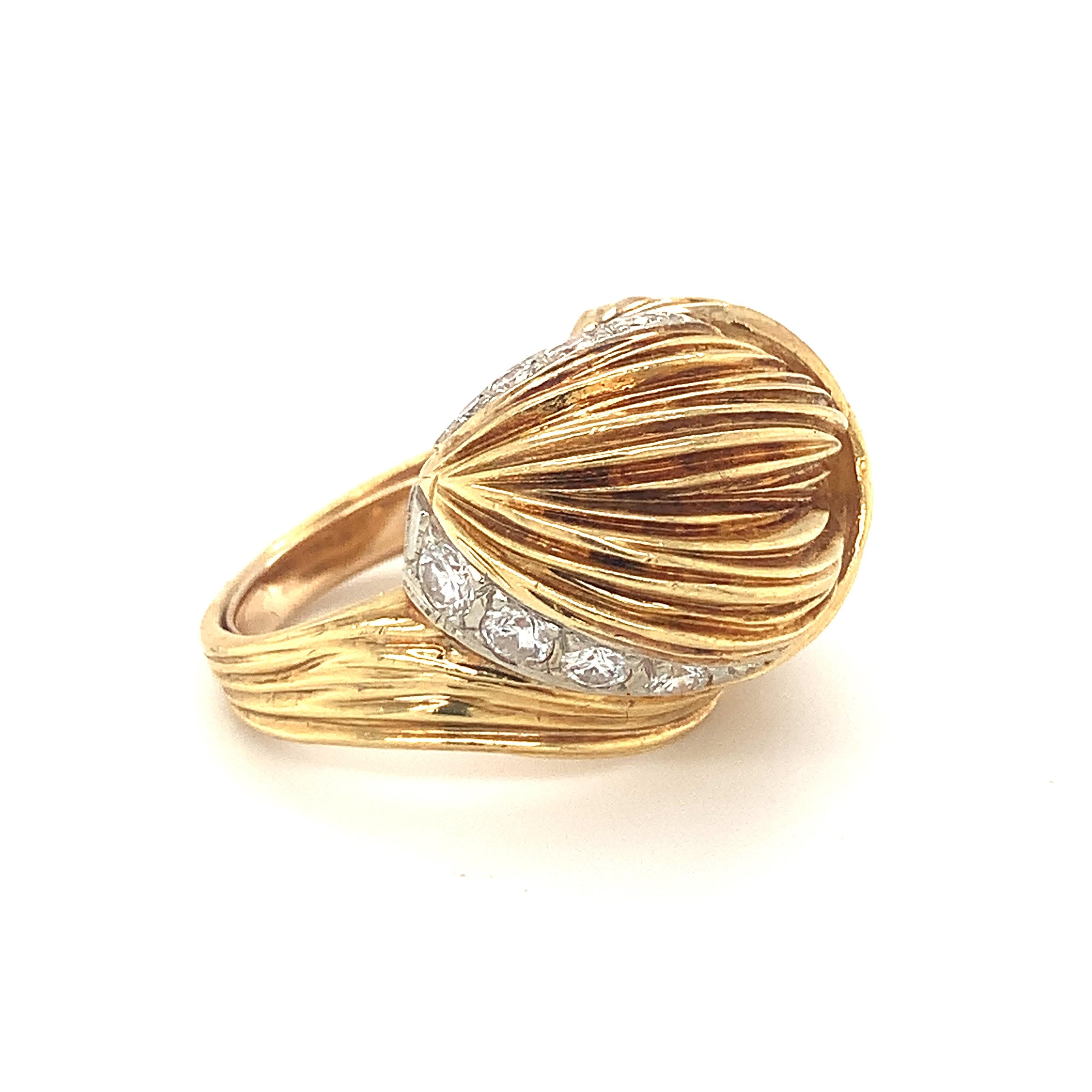 Diamond 18K yellow gold ribbed knot ring with ten round brilliant cut diamonds totaling 0.85 ct. with G-H color and VS-2 clarity. Completed with a high dimension design and a custom ring sizing guard. Circa 1960s.

Metal: 18K yellow gold
Gemstone: