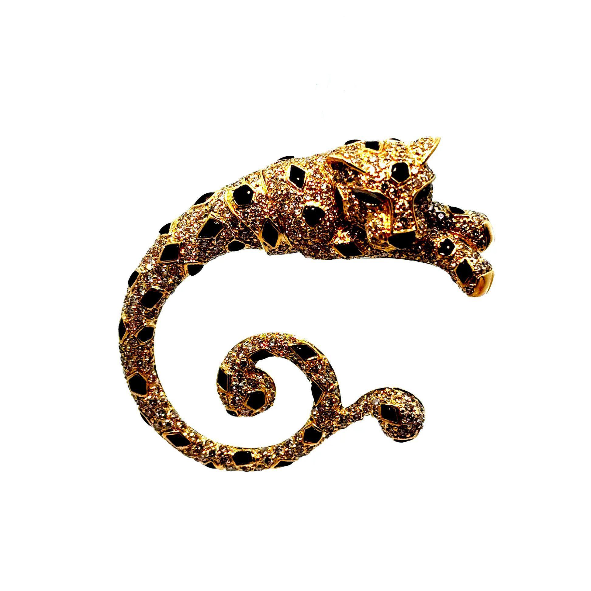 Eine auffällige Brosche, die einen Leoparden im Gleichgewicht zeigt. Der aus 18 Karat Gelbgold gefertigte Korpus ist mit 6,10 Karat runden weißen Brillanten besetzt, die für einen glanzvollen Effekt sorgen. Die Augen sind mit 0,06 Karat runden