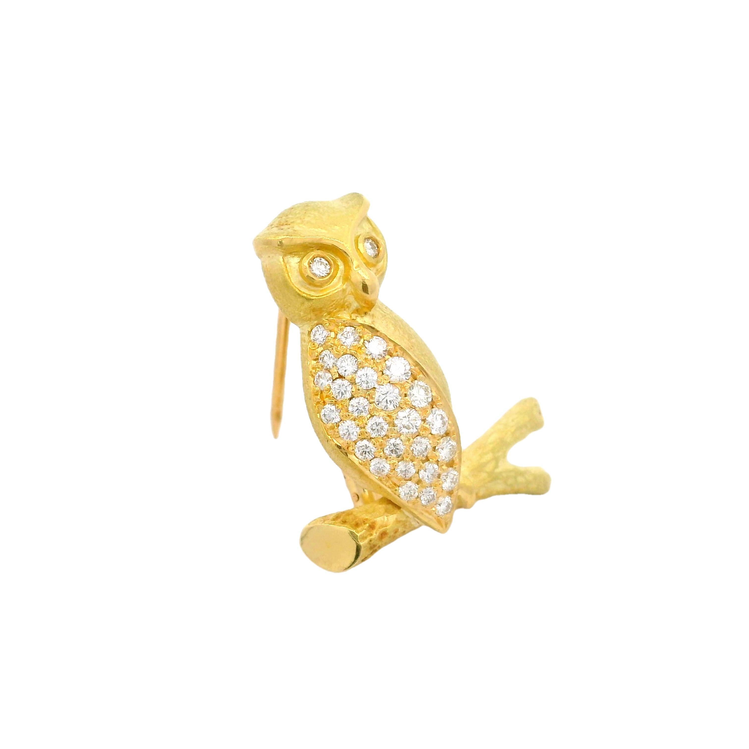 Broche contemporaine en forme de hibou, ornée d'environ 0,39 carats de diamants blancs ronds de taille brillant. Les diamants sont sertis de manière à mettre en valeur le corps de la chouette, ajoutant une touche d'éclat et d'élégance. Réalisée en