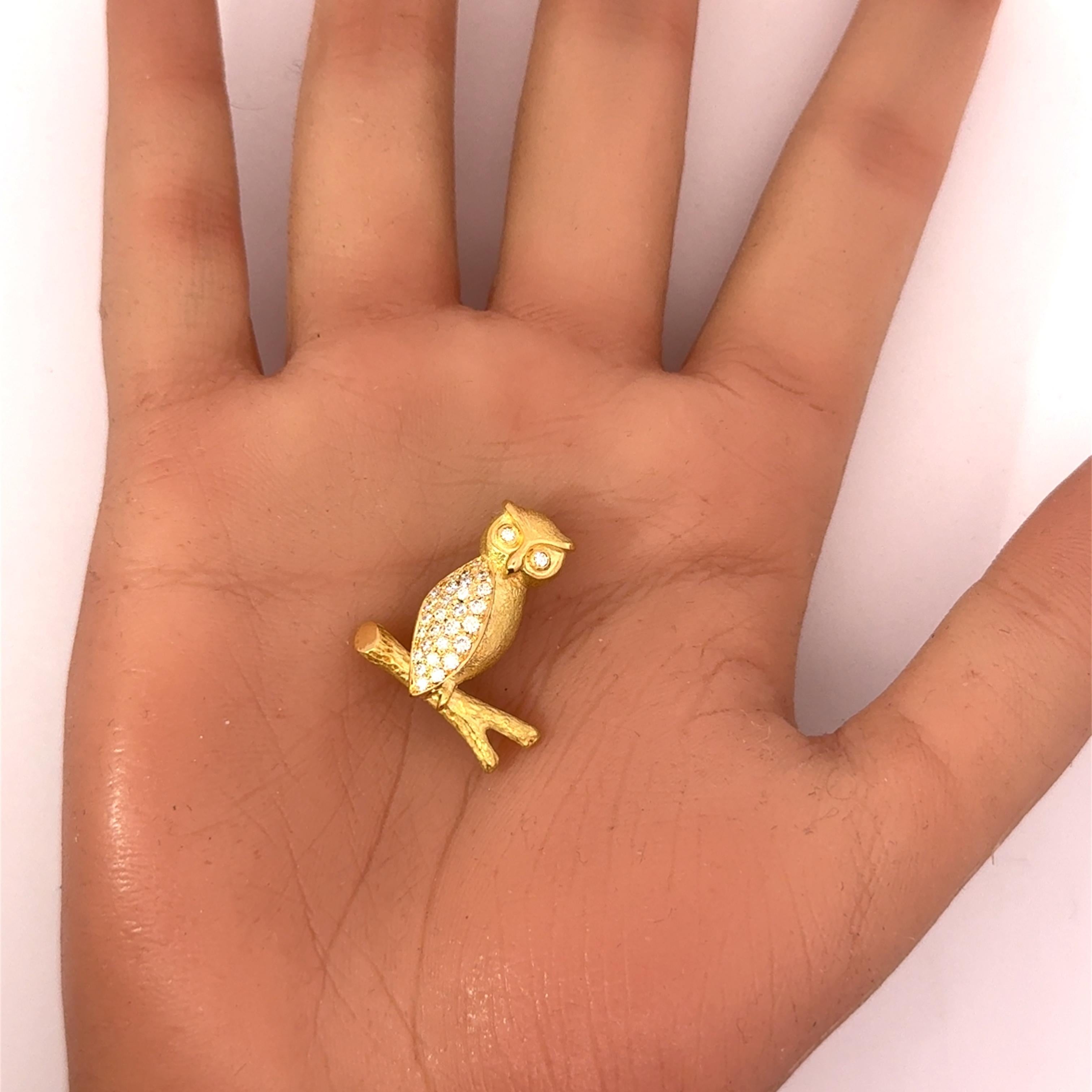 Taille ronde Broche hibou en or jaune 18k avec diamants en vente