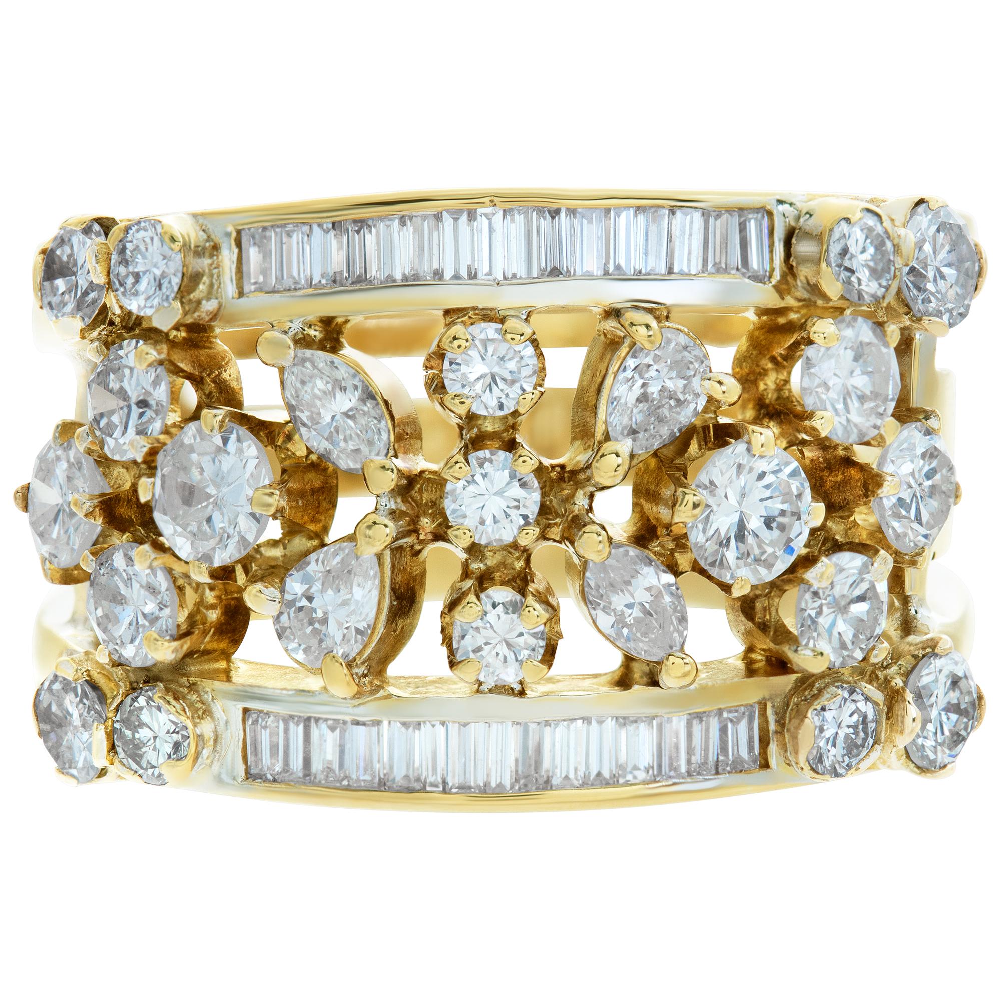 Bague en or jaune 18k ornée de diamants marquise, poire, baguette et ronds de taille brillant. Poids total des diamants : 1,50 carat, couleur estimée H-I, pureté VS-SI. Motif avant 15 mm (1 1/8