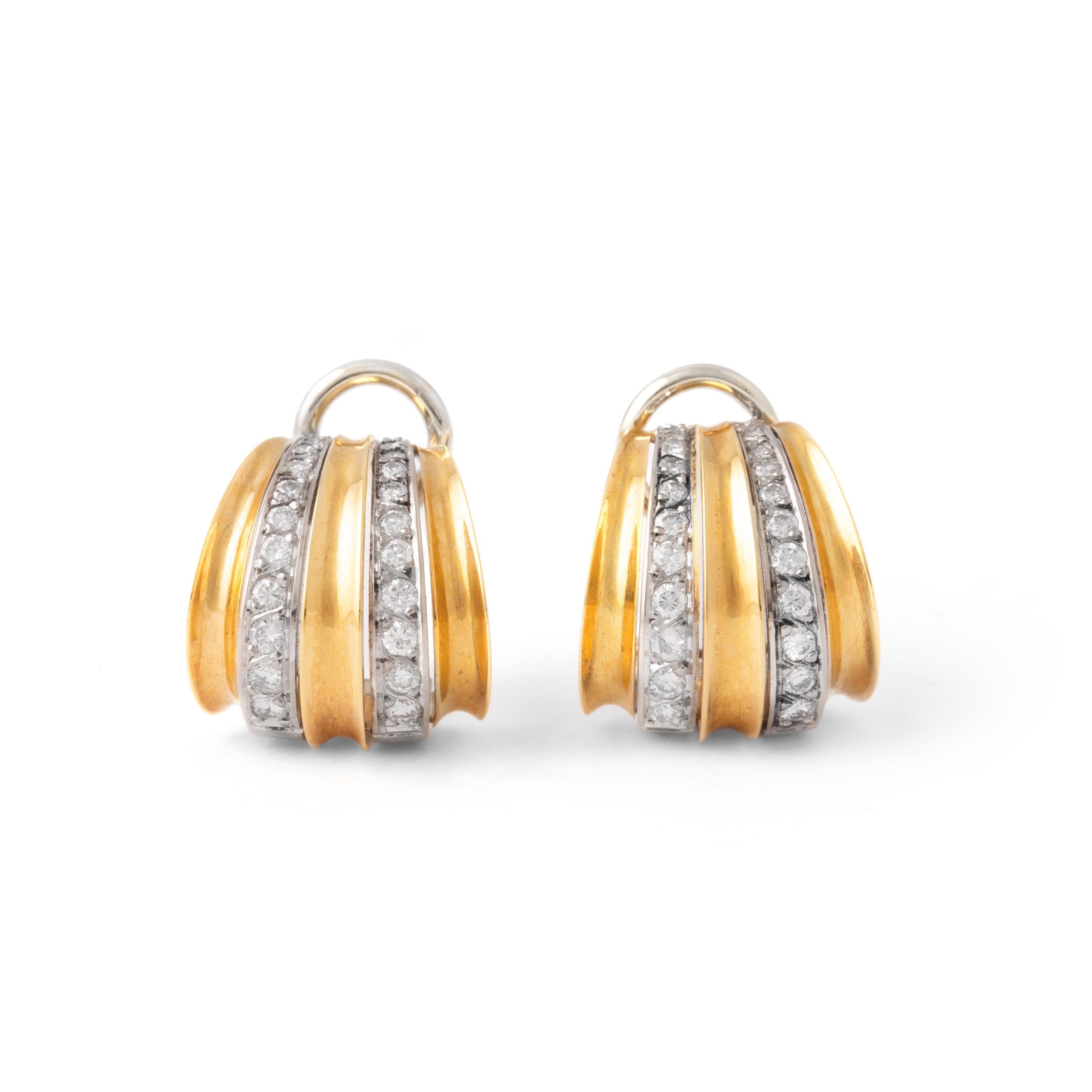 Taille ronde Boucles d'oreilles en or 18K jaune et blanc avec diamants en vente