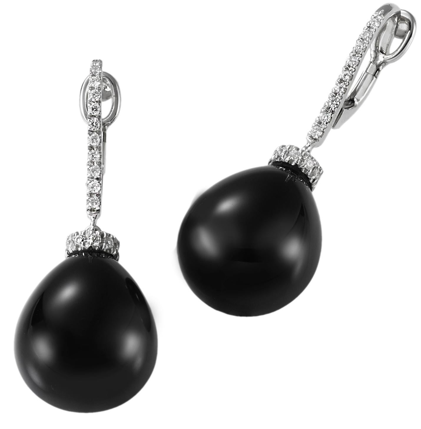 Handcrafted in Margherita Burgener family workshop, based in Italy,  the Gattopardo earrings are characterized by a cabochon cut pendant drop in onyx and a hook in white gold set by high quality diamonds. 

Inspired by the scene of Claudia Cardinale