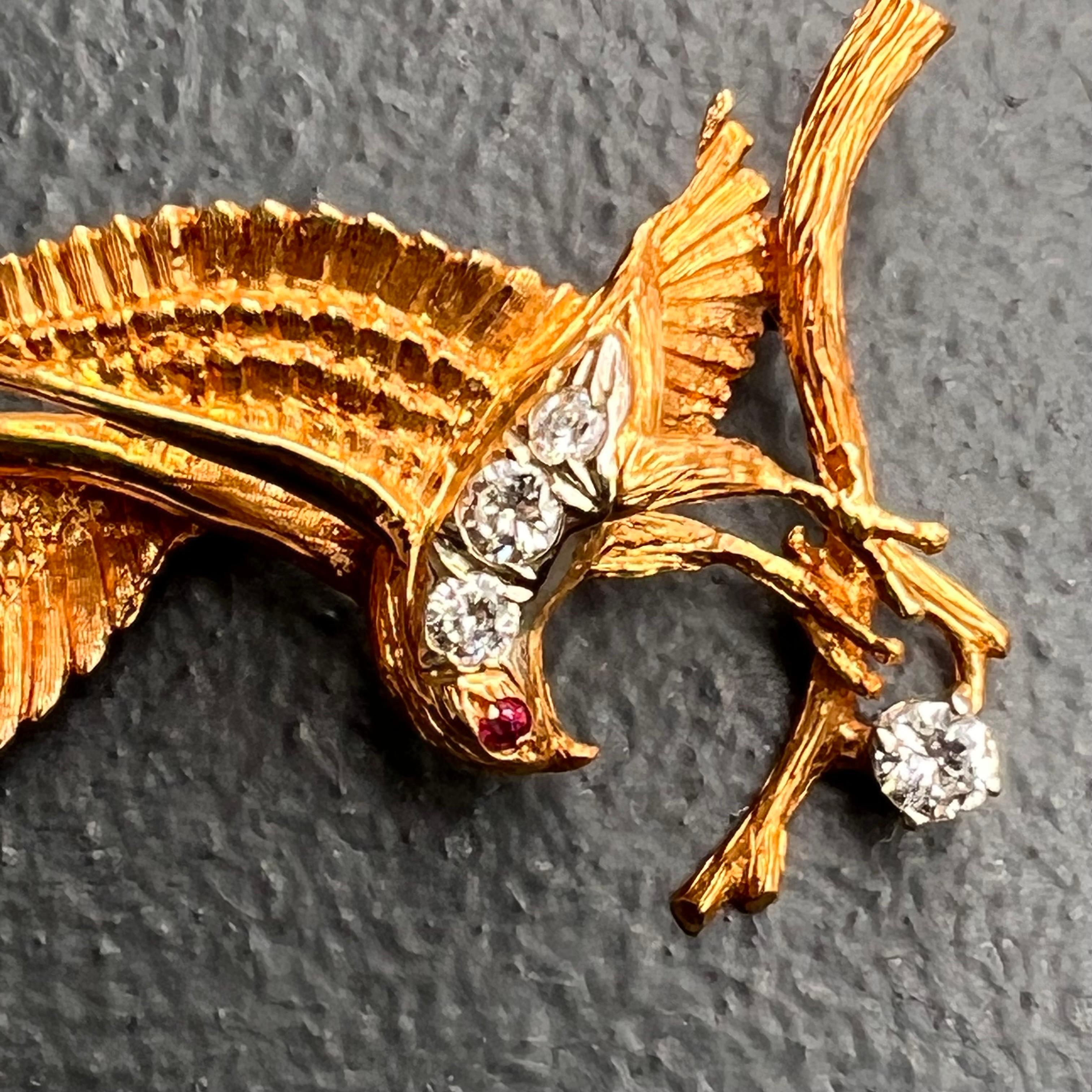Diamond 18 Karat Gold American Bald Eagle Pin with Ruby Eyes In Good Condition For Sale In Plainsboro, NJ