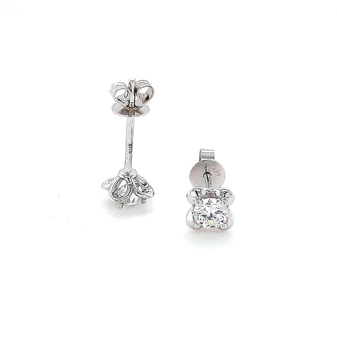 Contemporary Diamond 19 Karat White Gold Lily of the Valley Flower Stud Earrings For Sale