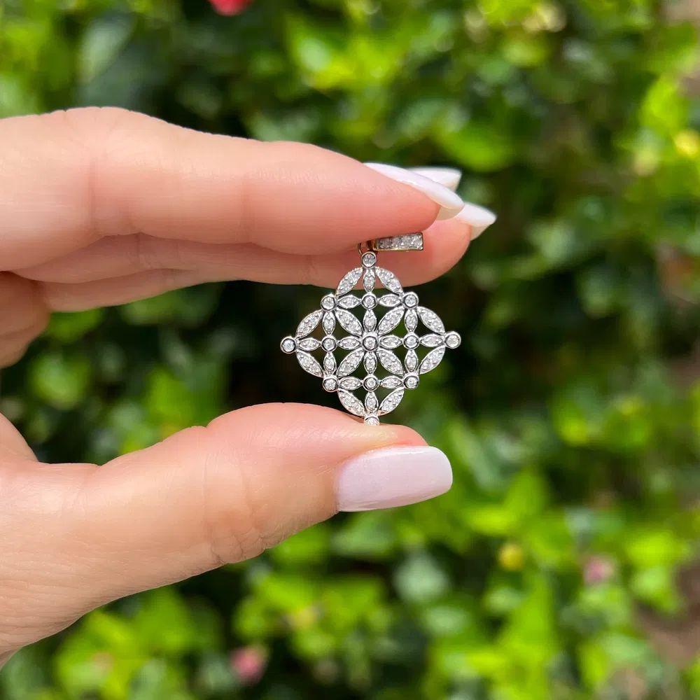 Modernista Collana con ciondolo vintage con diamante e pizzo in oro a 2 toni in vendita
