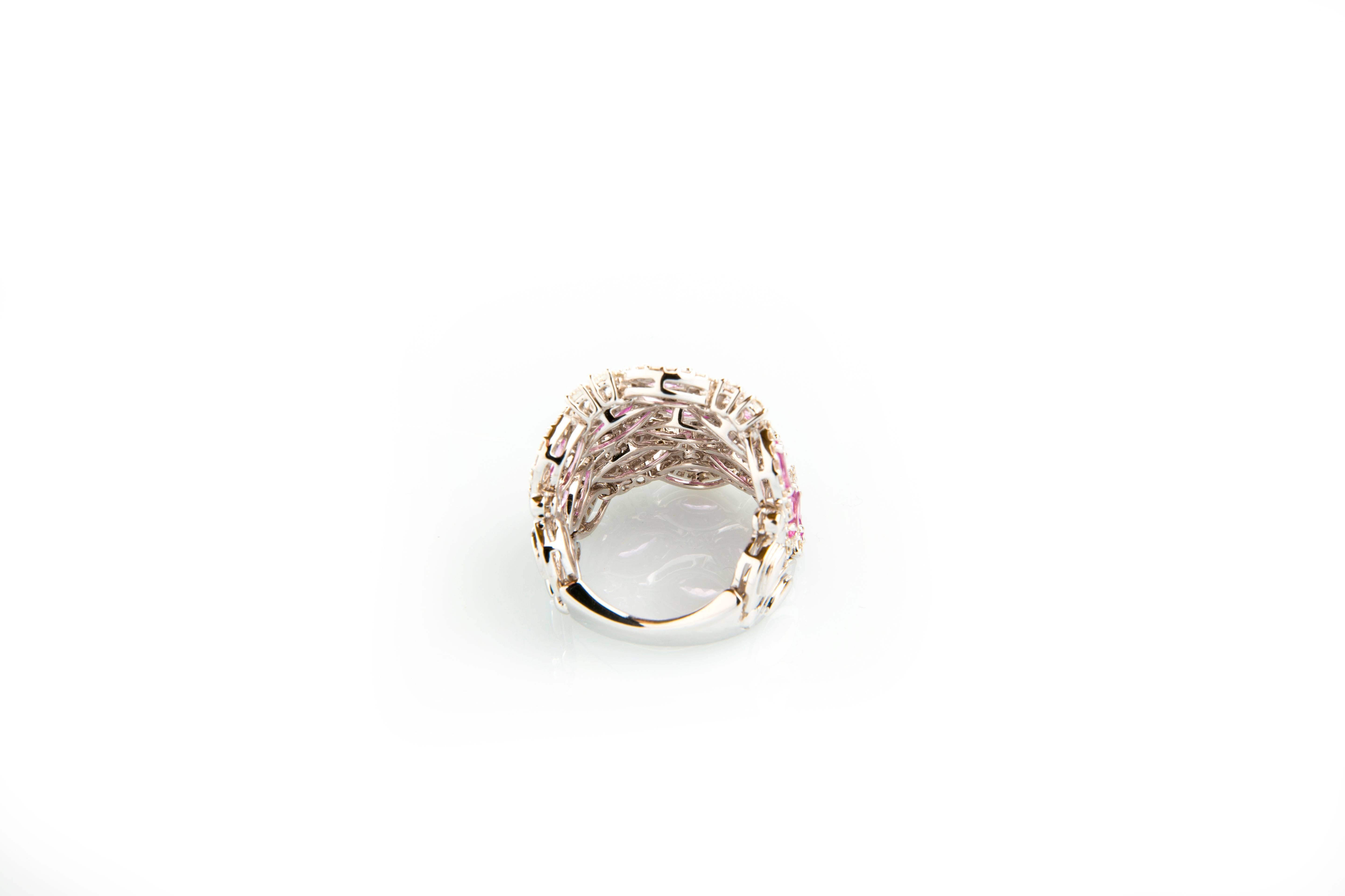 Part of Knauf Jewel Diamonds collection, a luxury edition that comprises the most precious stones featuring diamonds 2,1 carat and pink sapphires 2,94 carat.
Lovingly crafted in white gold 18K, its flexibility allows to adjust smoothly around the