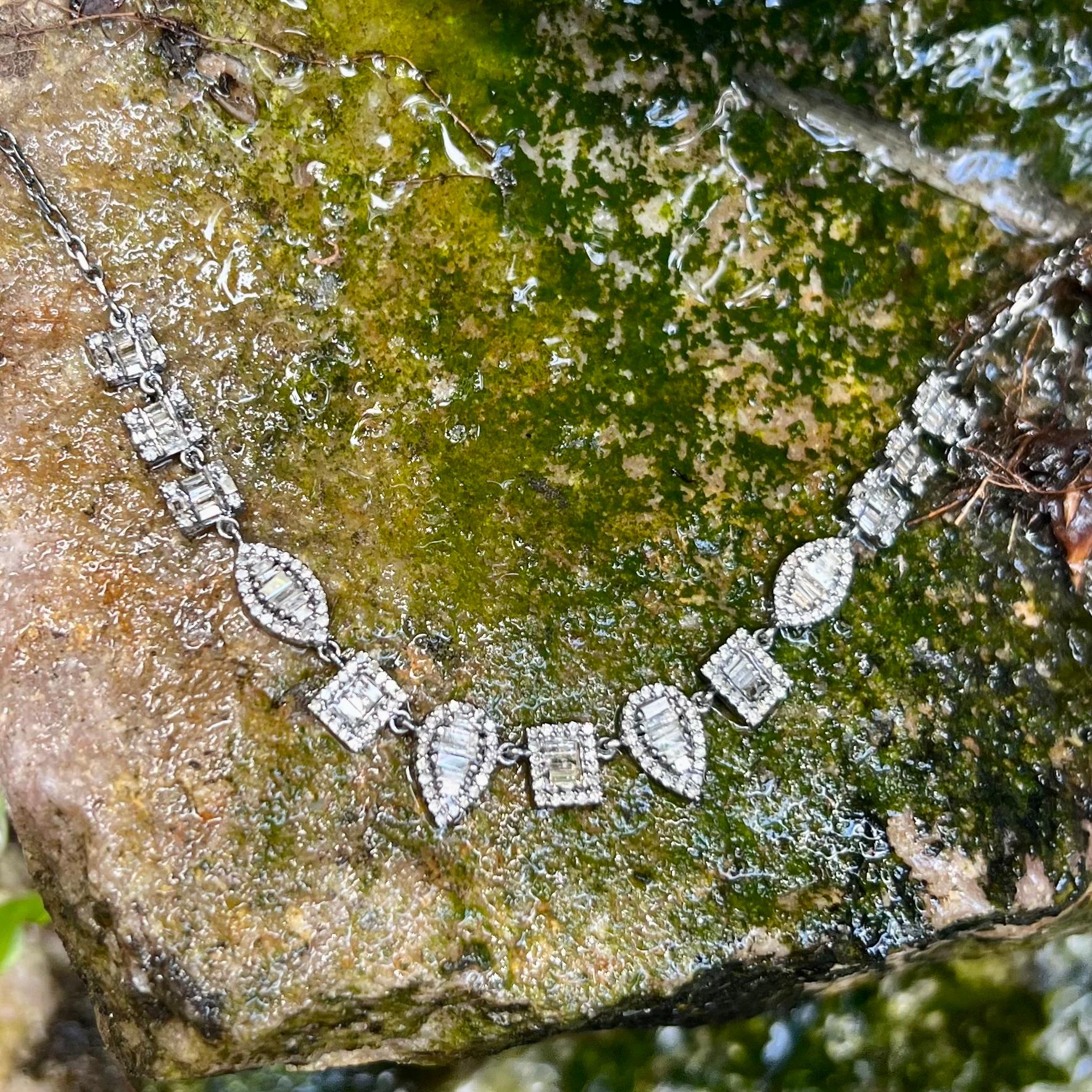 Collier géométrique en argent sterling oxydé avec diamants (2,11 ct. pt.) en vente 1