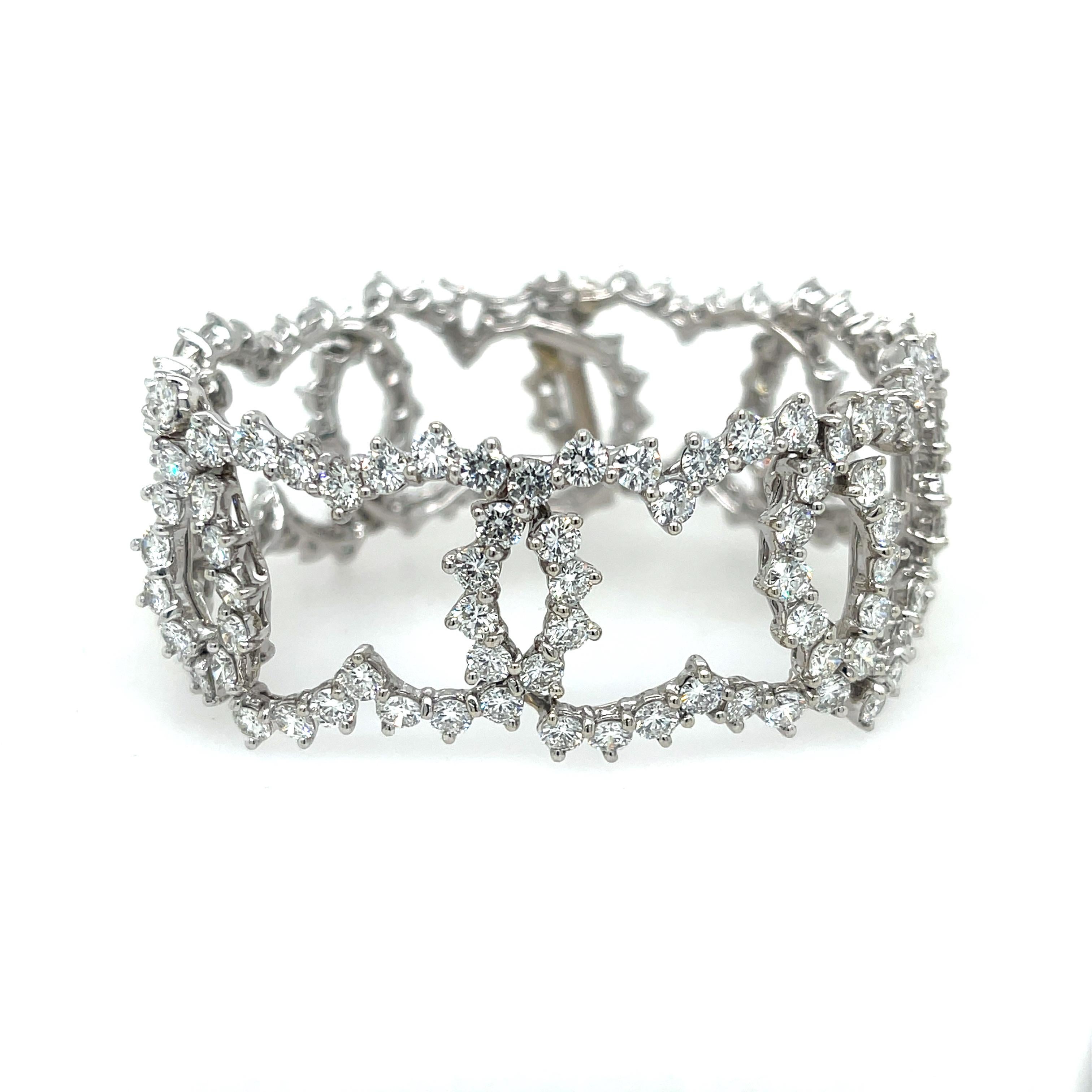 Estate Diamond Bracelet Crafted In Platin. Das Armband verfügt über ca. 27 ct runde Diamanten mit Brillanten.
36,5 Gramm
1