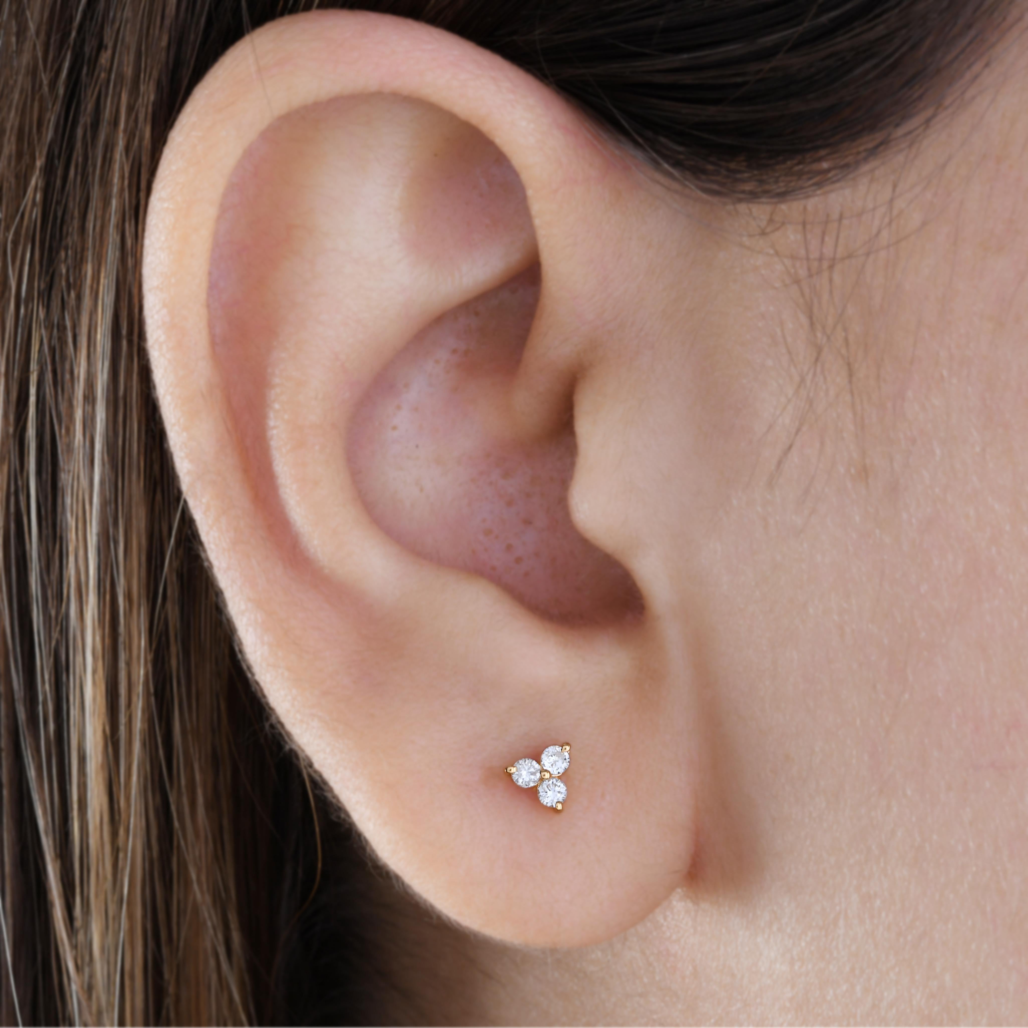 Taille ronde Clous d'oreilles Trio Triangle en or jaune 18 carats avec diamant et vis. en vente