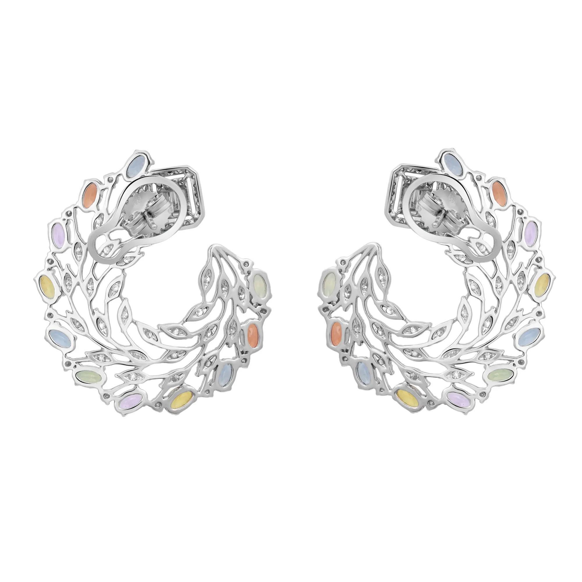 Eleva tu atuendo con estos deslumbrantes pendientes. Elaborada en fino oro blanco de 14 quilates. Estos pendientes llevan zafiros multicolores de talla oval engastados con diamantes de talla redonda y baguette. Peso total del diamante: 3,71