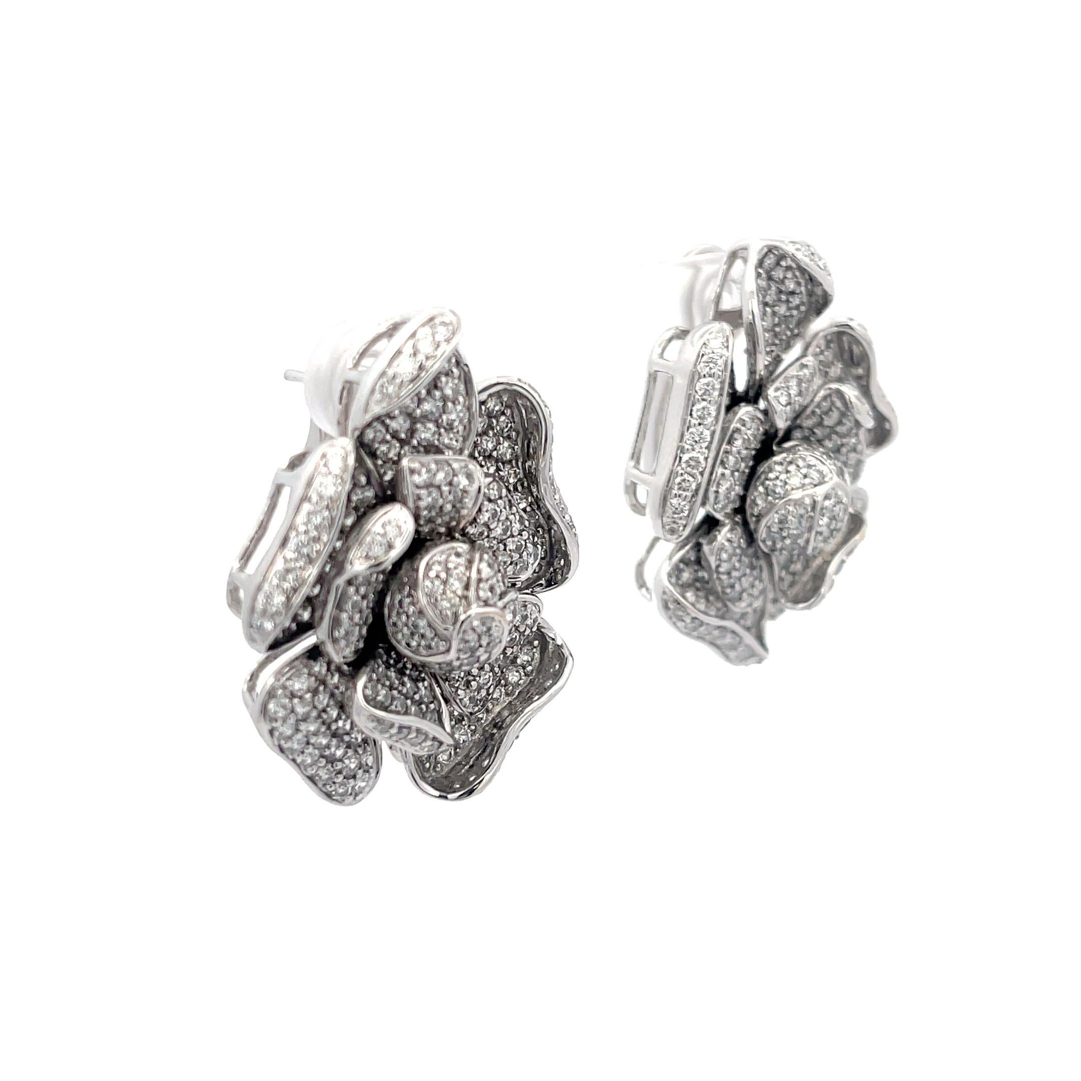 Diamond '3.75ctw' Flower Earrings 18k White Gold In Excellent Condition For Sale In Dallas, TX