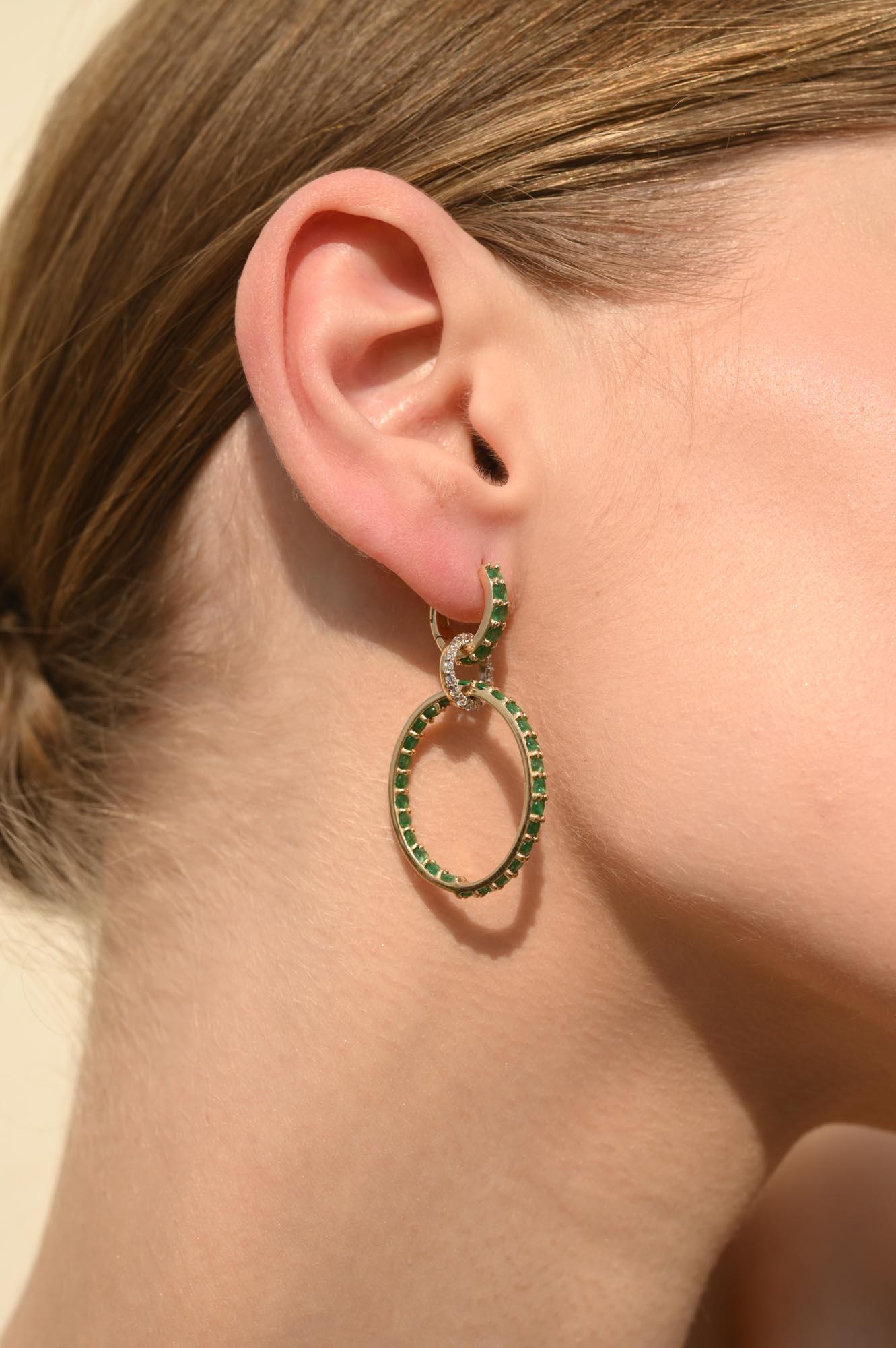 Taille ronde Boucles d'oreilles pendantes en or jaune 14K avec diamant et émeraude de 3,85 ct. en vente