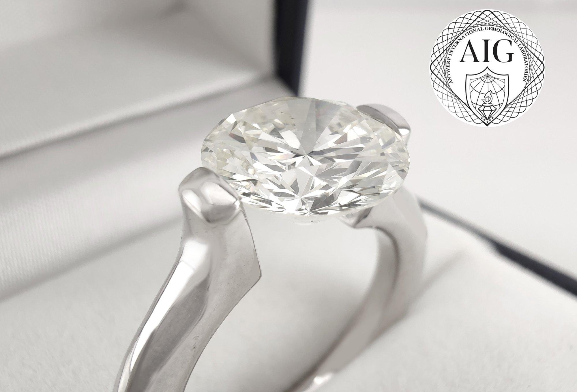 Contemporary AIG Certified 4 Carat  Diamond  18 k white gold ring.  For Sale