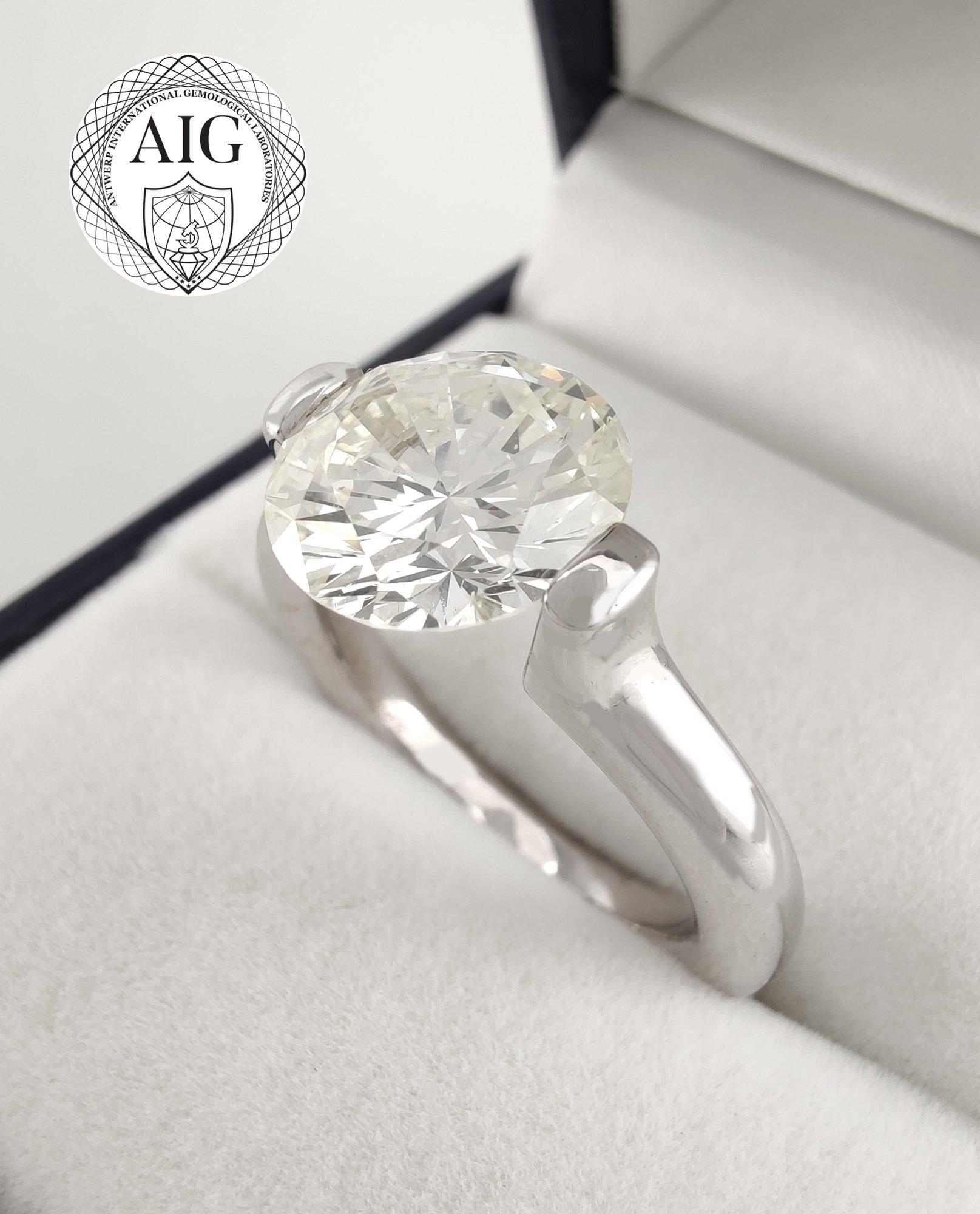 Brilliant Cut AIG Certified 4 Carat  Diamond  18 k white gold ring.  For Sale