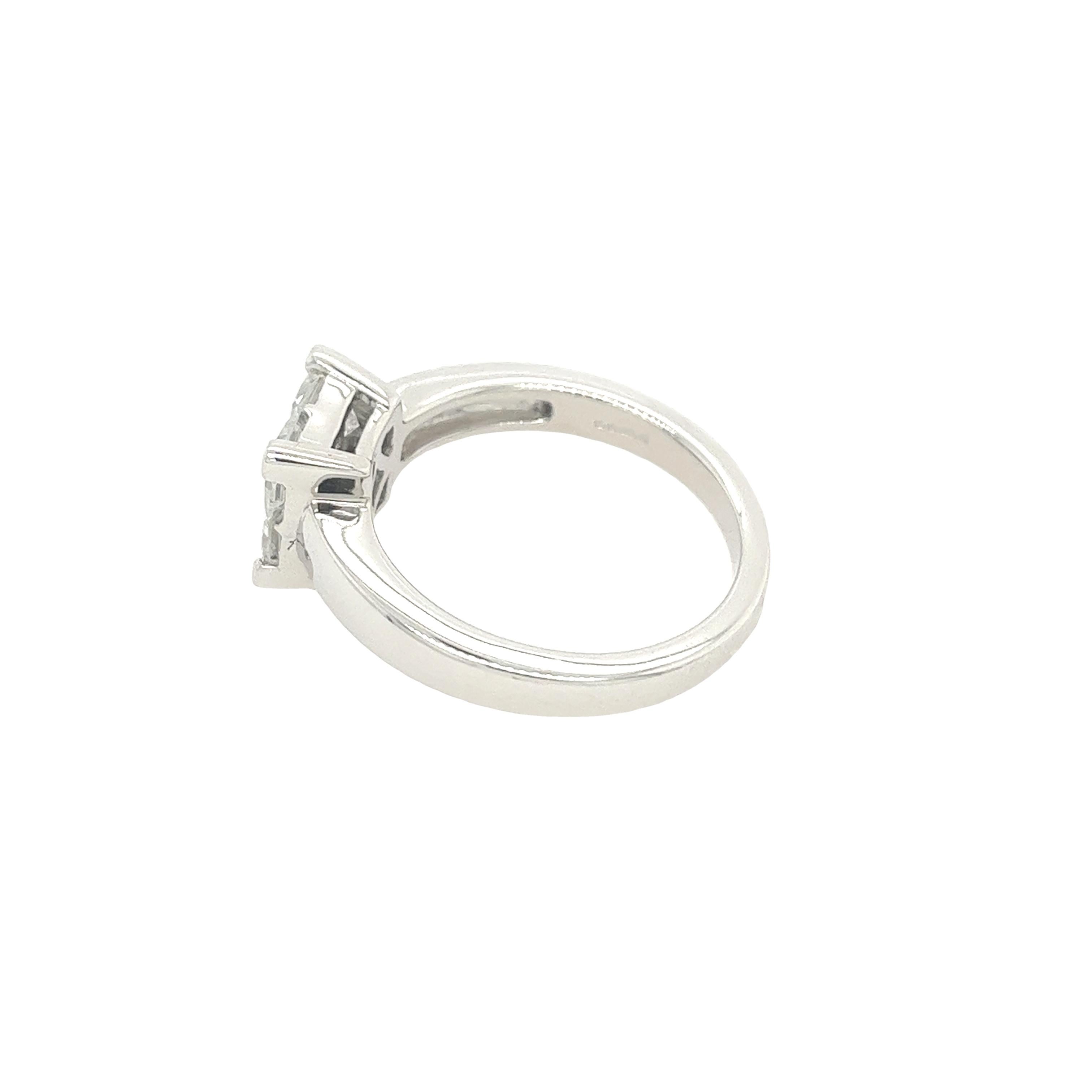 Moderne Bague à 4 pierres sertie de diamants naturels de 1,50 carat et d'or blanc 18 carats en vente