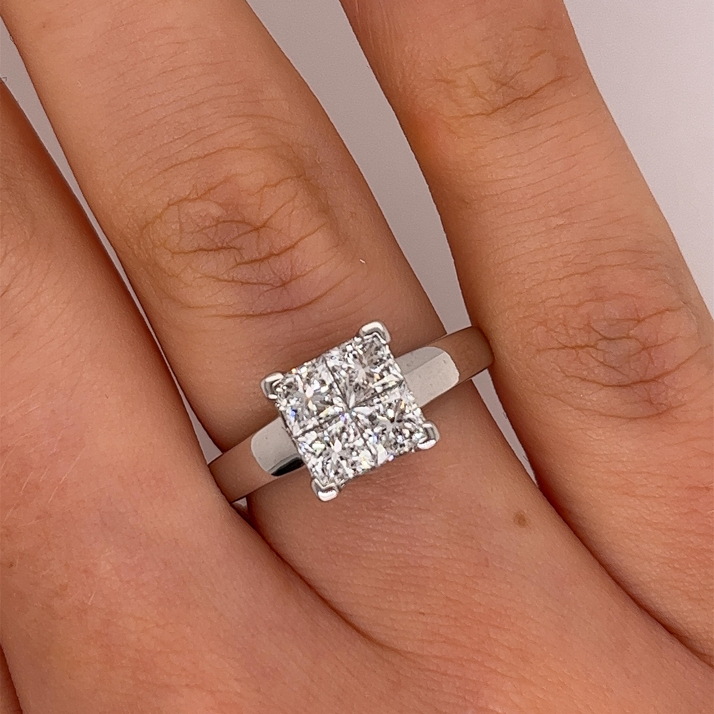 Bague à 4 pierres sertie de diamants naturels de 1,50 carat et d'or blanc 18 carats Pour femmes en vente