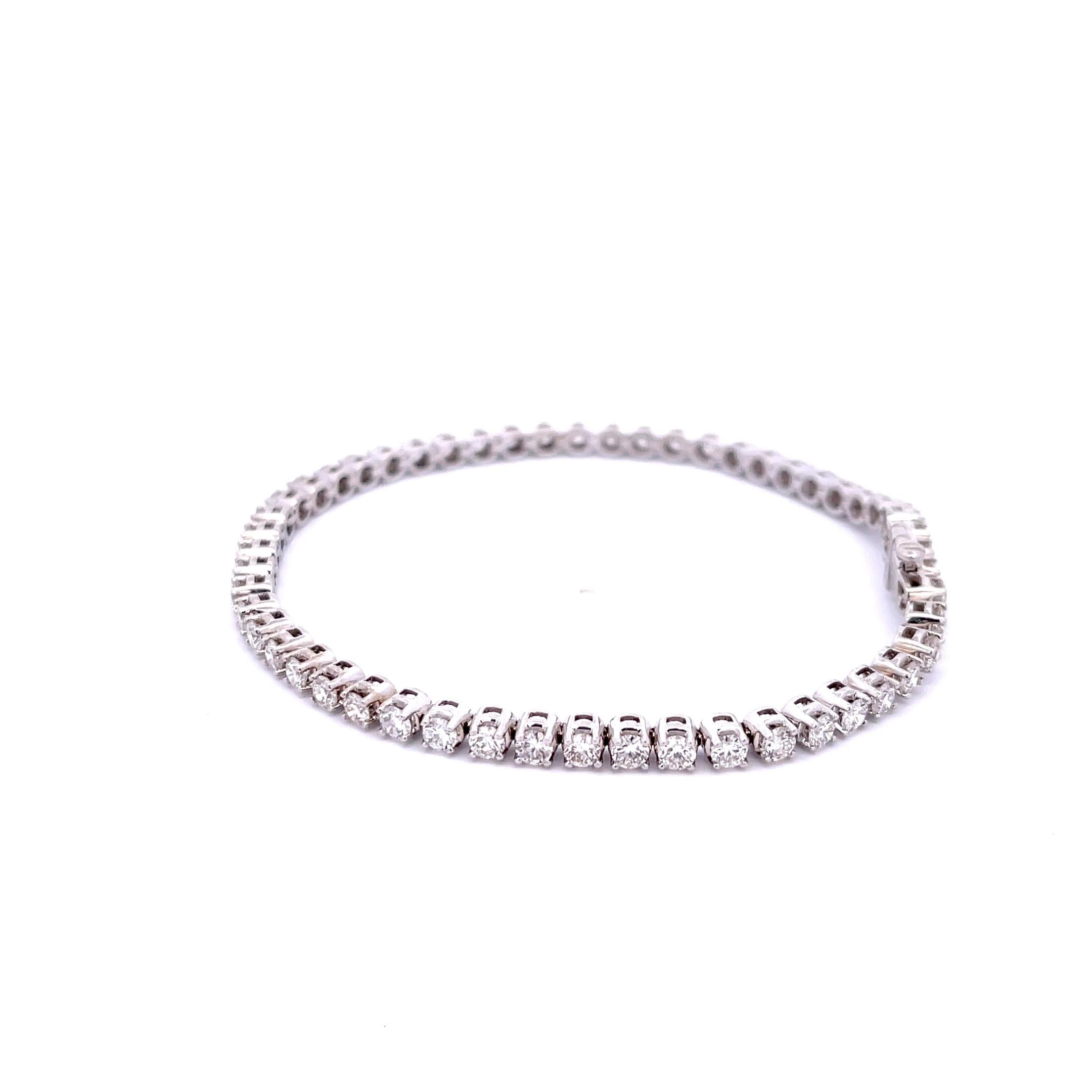 Bracciale tennis con diamanti in oro bianco 14K. Il bracciale presenta 4,34ctw di diamanti tondi brillanti, di colore G-H. Il bracciale è lungo 7 pollici, largo 3,25 mm e pesa 9,9 grammi.
