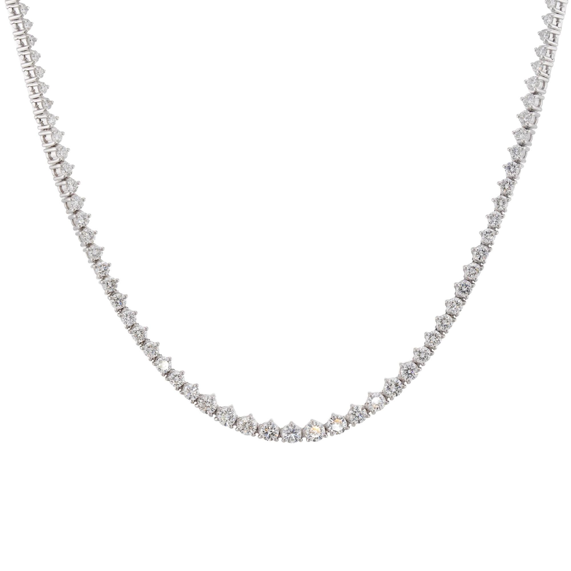 Ce collier tennis moderne et intemporel est réalisé en platine et serti de diamants ronds E-F-G VVS1-VVS2 taille brillant d'un poids estimé à 5,09 carats. Fabriqué aux États-Unis vers les années 2020. Dimensions : 15.75