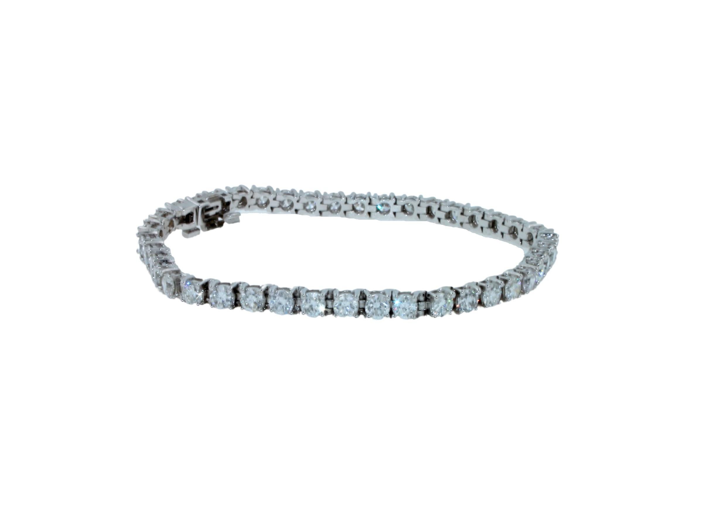Moderne Bracelet ligne de tennis classique en or blanc 14 carats avec diamants de 5 carats en vente