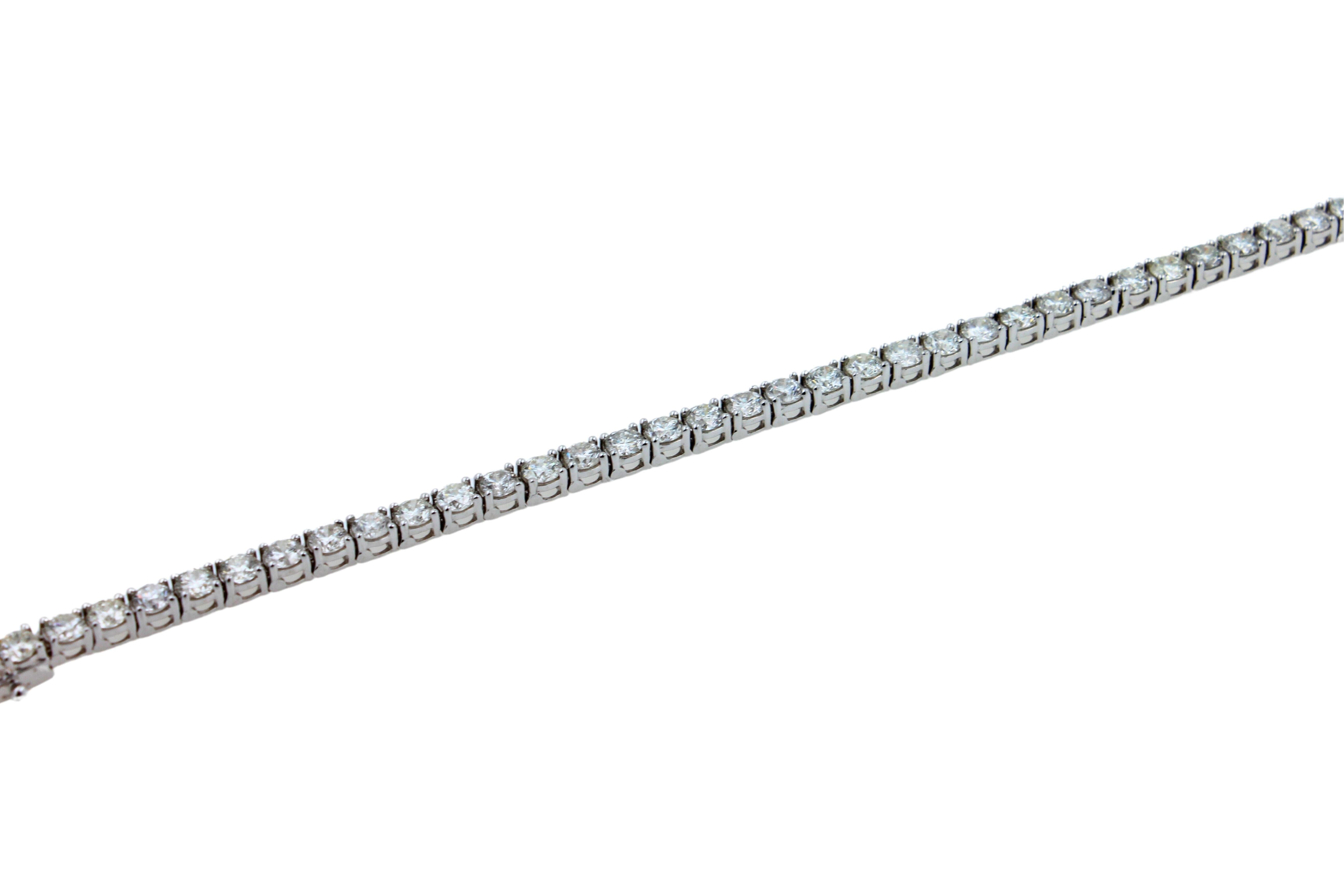 Taille ronde Bracelet ligne de tennis classique en or blanc 14 carats avec diamants de 5 carats en vente