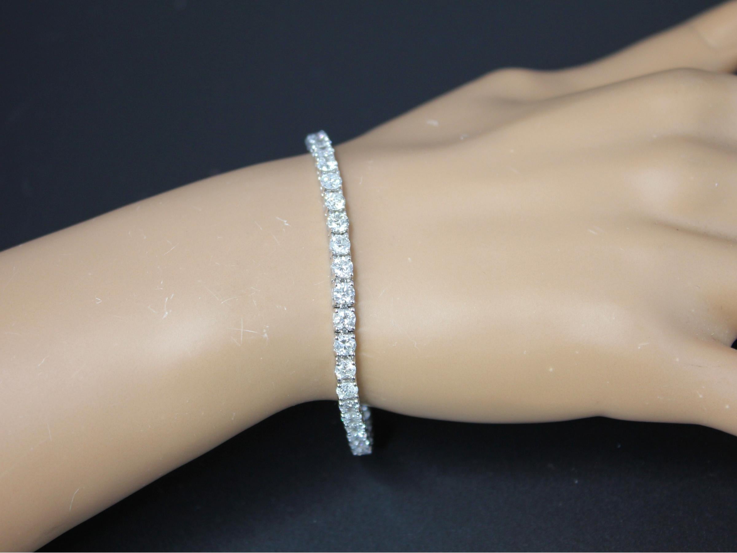 Bracelet ligne de tennis classique en or blanc 14 carats avec diamants de 5 carats en vente 1
