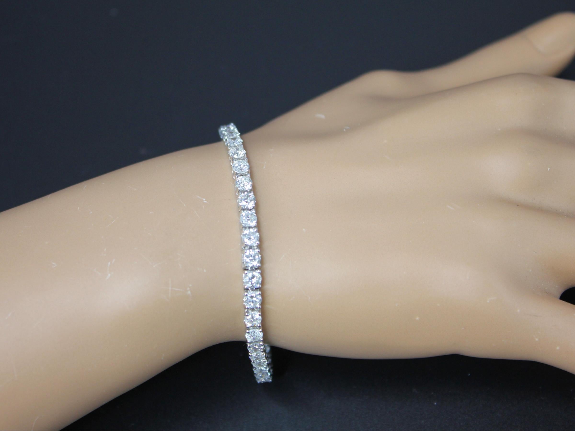 Bracelet ligne de tennis classique en or blanc 14 carats avec diamants de 5 carats en vente 2