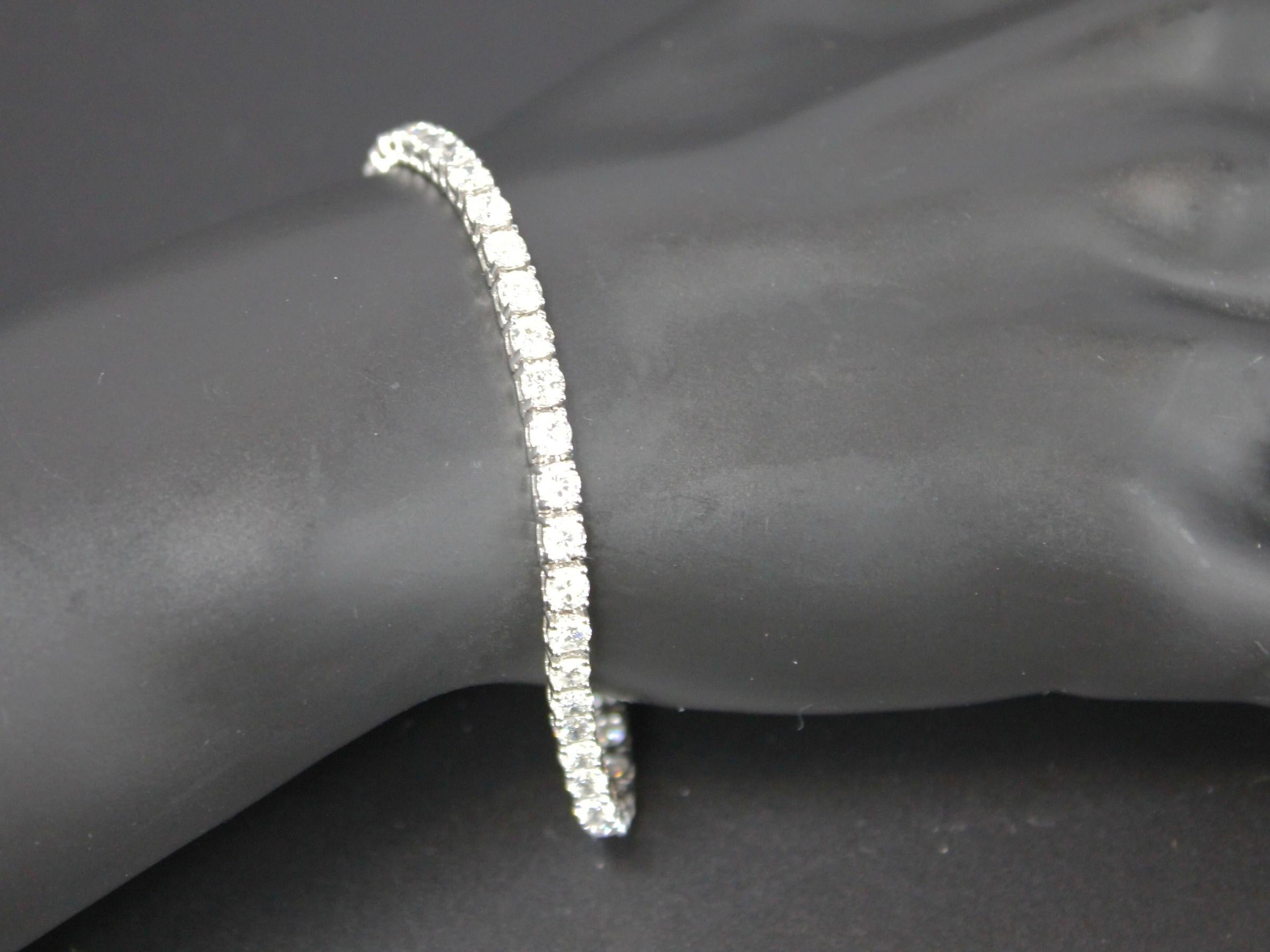 Bracelet ligne de tennis classique en or blanc 14 carats avec diamants de 5 carats en vente 3